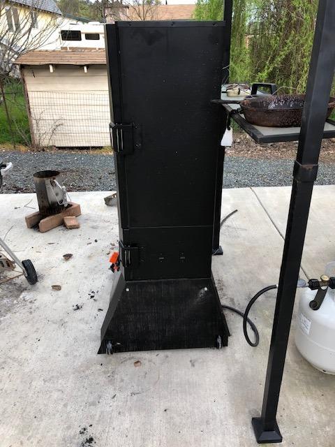 Masterbuilt® 40-inch ThermoTemp Propane Gas Vertical BBQ Smoker with Analog Temperature Control and 960 Cooking Square Inches in Black, Model MB20051316 customer photo 2