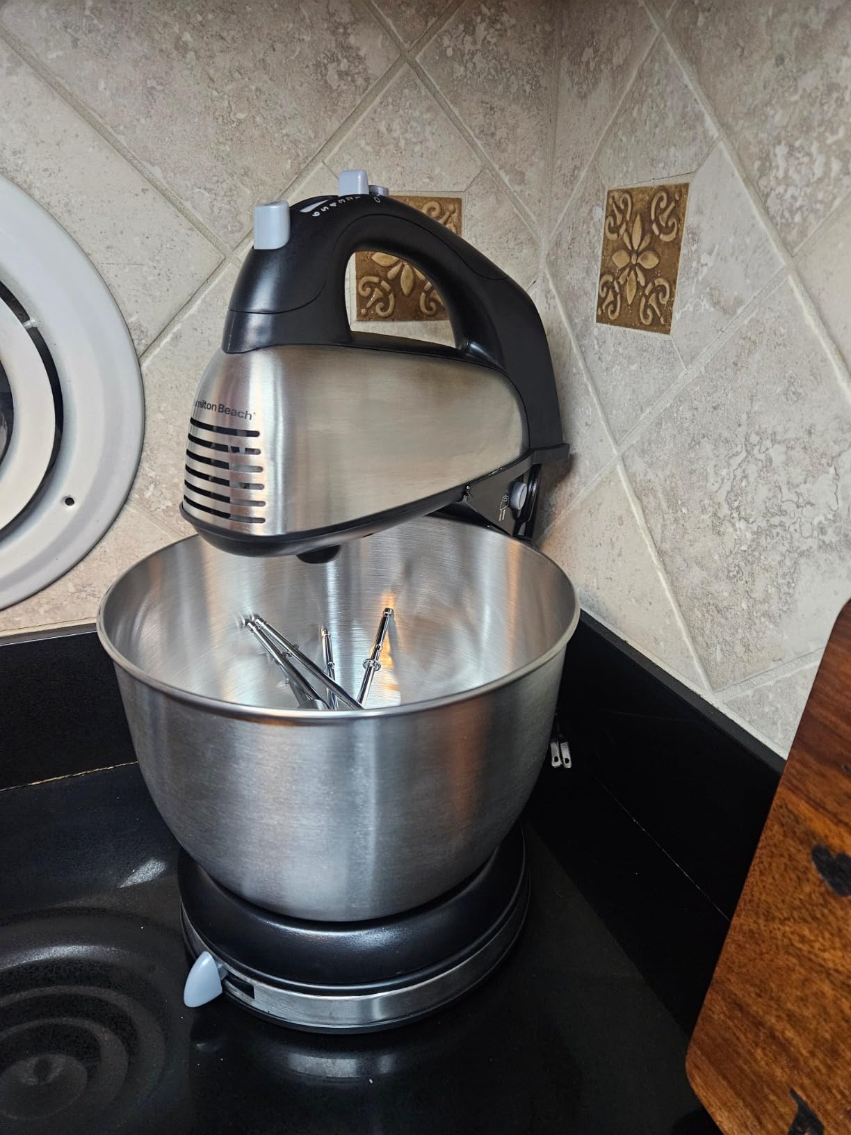 Hamilton Beach Classic Stand and Hand Mixer, 4 Quarts, 6 Speeds with QuickBurst, Bowl Rest, 290 Watts Peak Power, Black and Stainless | 2-in-1 Versatility | QuickBurst For Added Power | 290 Watts Peak Power | Built-In Bowl Rest customer photo 1