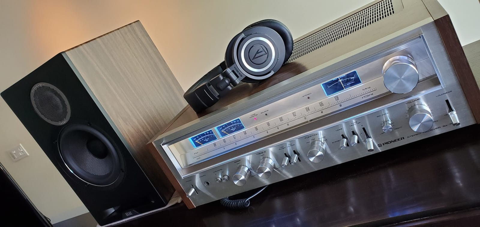 ELAC Debut Reference B6.2 Bookshelf Speakers - (Pair) Black Baffle, Walnut Cabinet customer photo 2