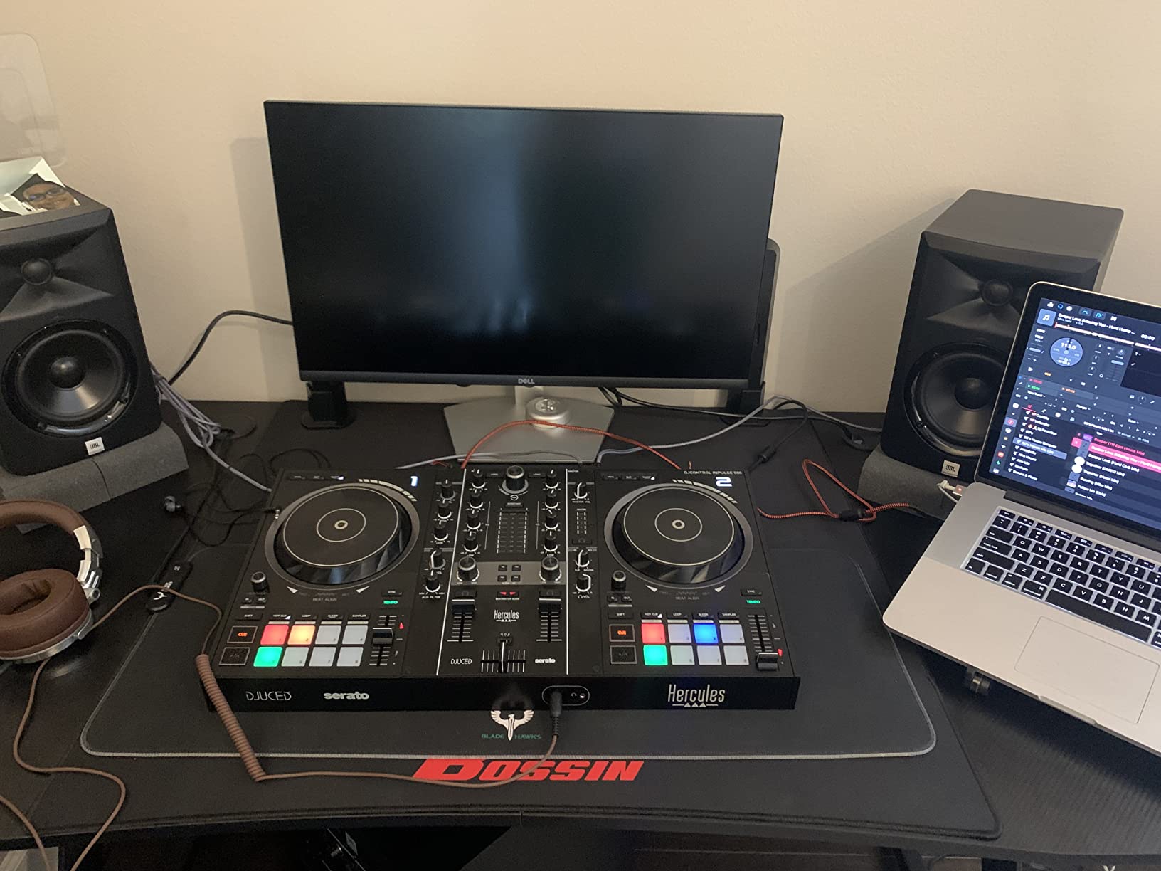Hercules DJControl Inpulse 500-2-Deck DJ Controller for Serato & DJUCED | 2-deck DJ controller for Serato & DJUCED featuring fold-out feet, metal backing plate, Beatmatch Guide & built-in audio customer photo 2