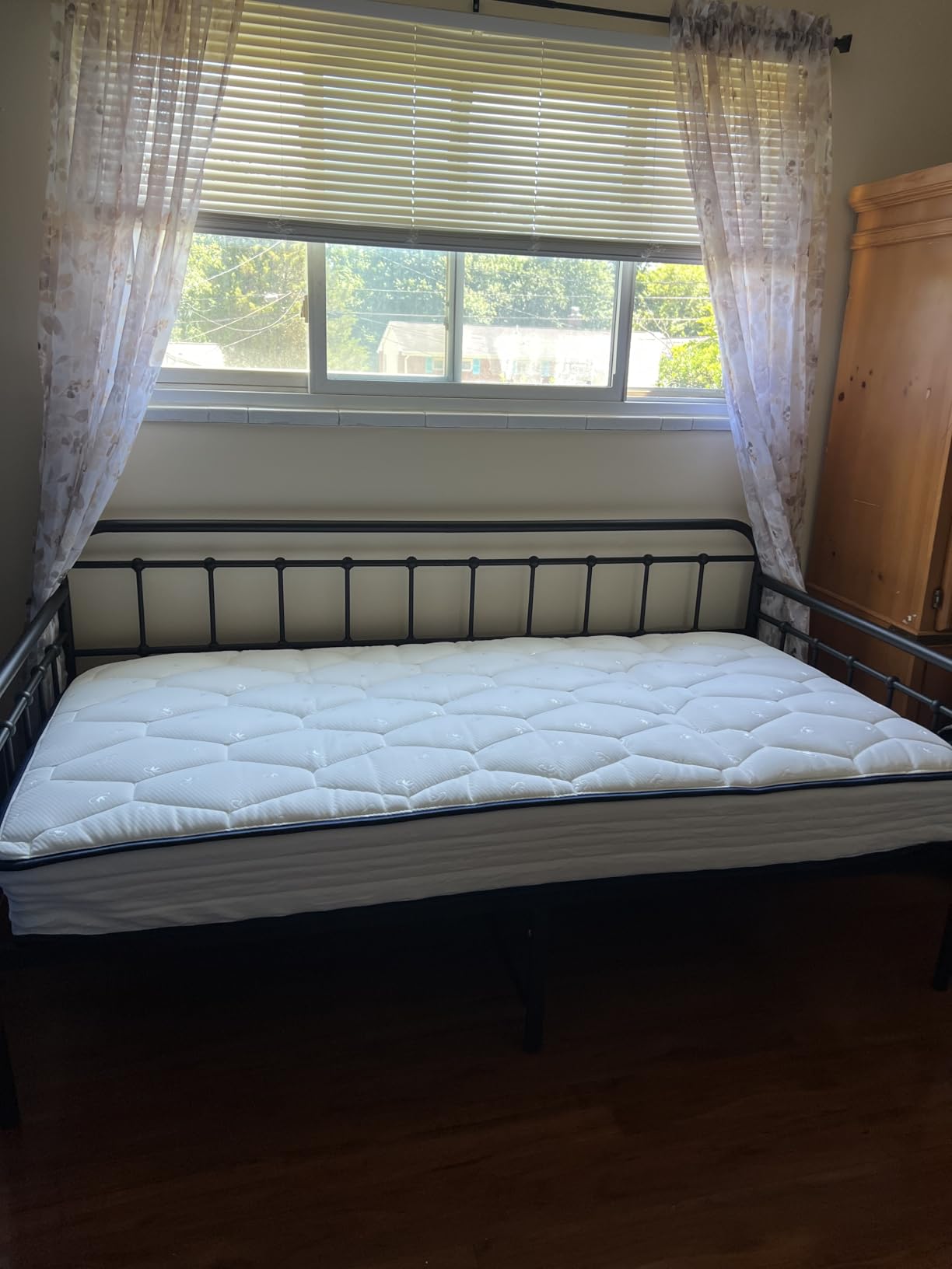 HOMERECOMMEND Metal Daybed Frame Twin Day Bed,Black Sanded Color customer photo 2