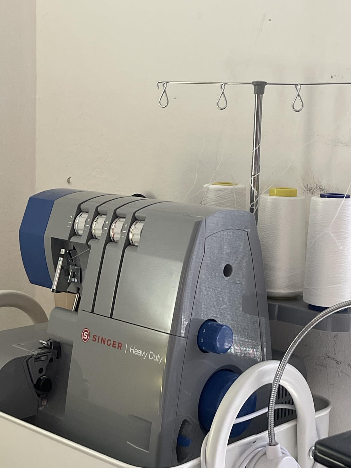 SINGER X5004-HD Serger Overlock Machine, 2-3-4 Thread Capability, 8 stitches, metal frame, color coded threading, adjustable differential feed, dual LED lights, 1300 stitches/min customer photo 1