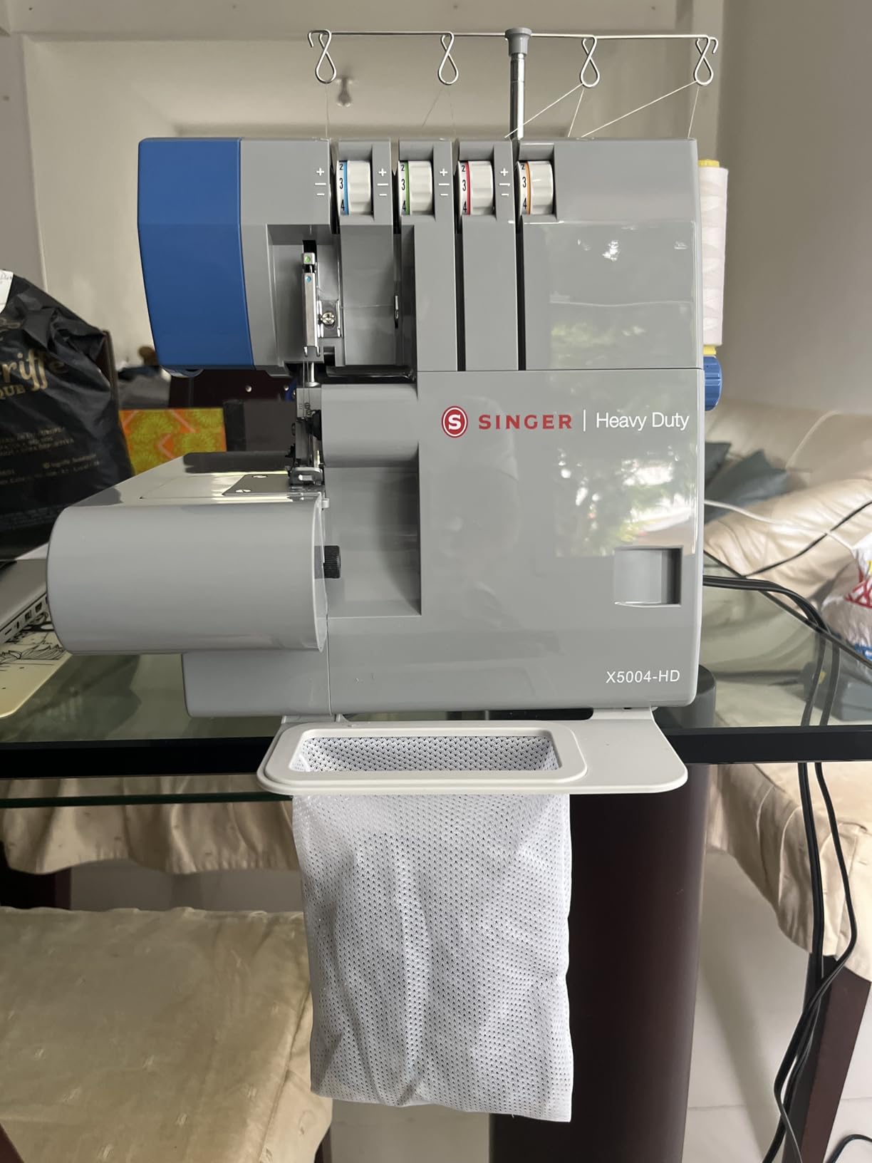 SINGER X5004-HD Serger Overlock Machine, 2-3-4 Thread Capability, 8 stitches, metal frame, color coded threading, adjustable differential feed, dual LED lights, 1300 stitches/min customer photo 2
