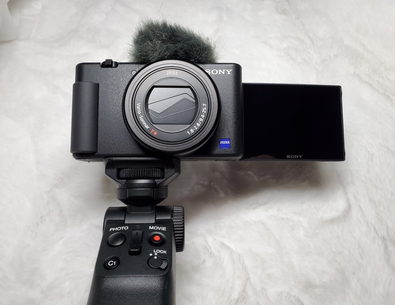 Sony ZV-1 Digital Camera for Content Creators, Vlogging and YouTube with Flip Screen, Built-in Microphone, 4K HDR Video, Touchscreen Display, Live Video Streaming, Webcam customer photo 2