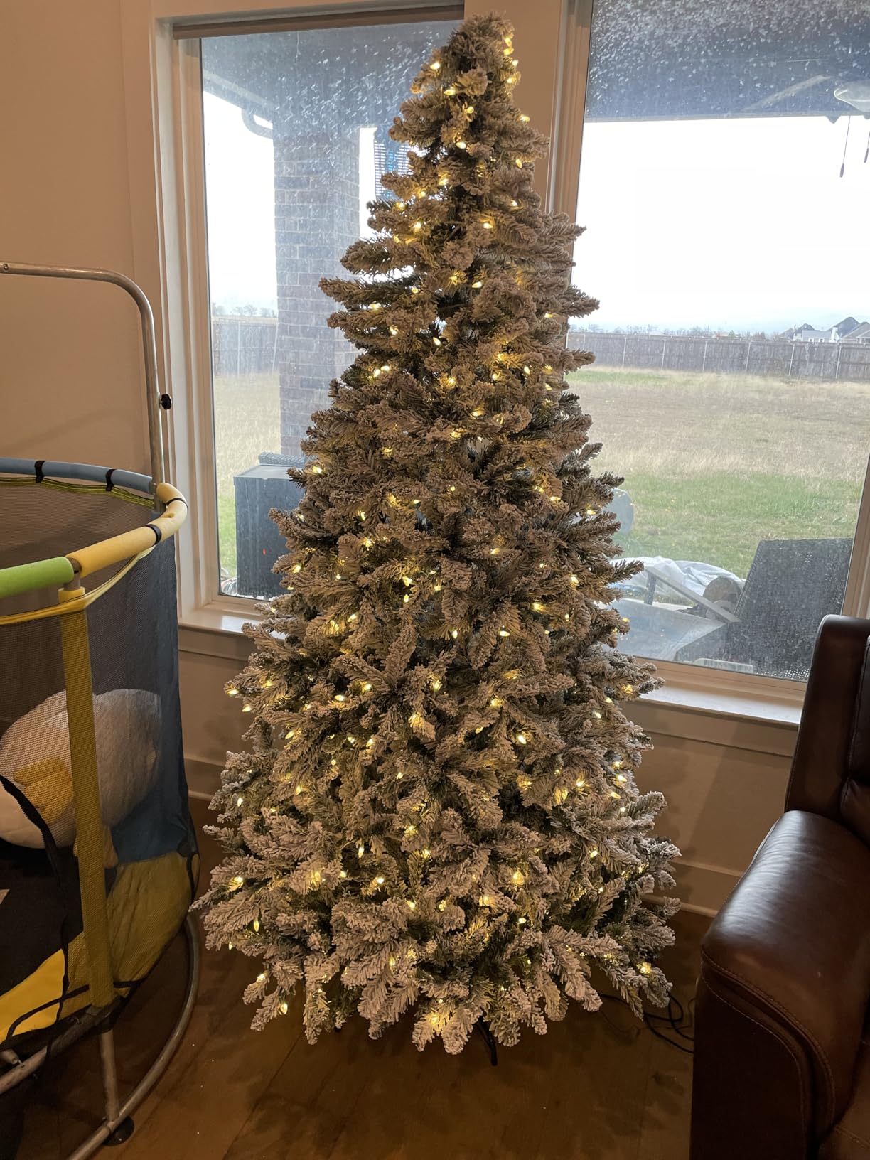 Hykolity 7.5 ft Flocked Prelit Christmas Tree customer photo 2