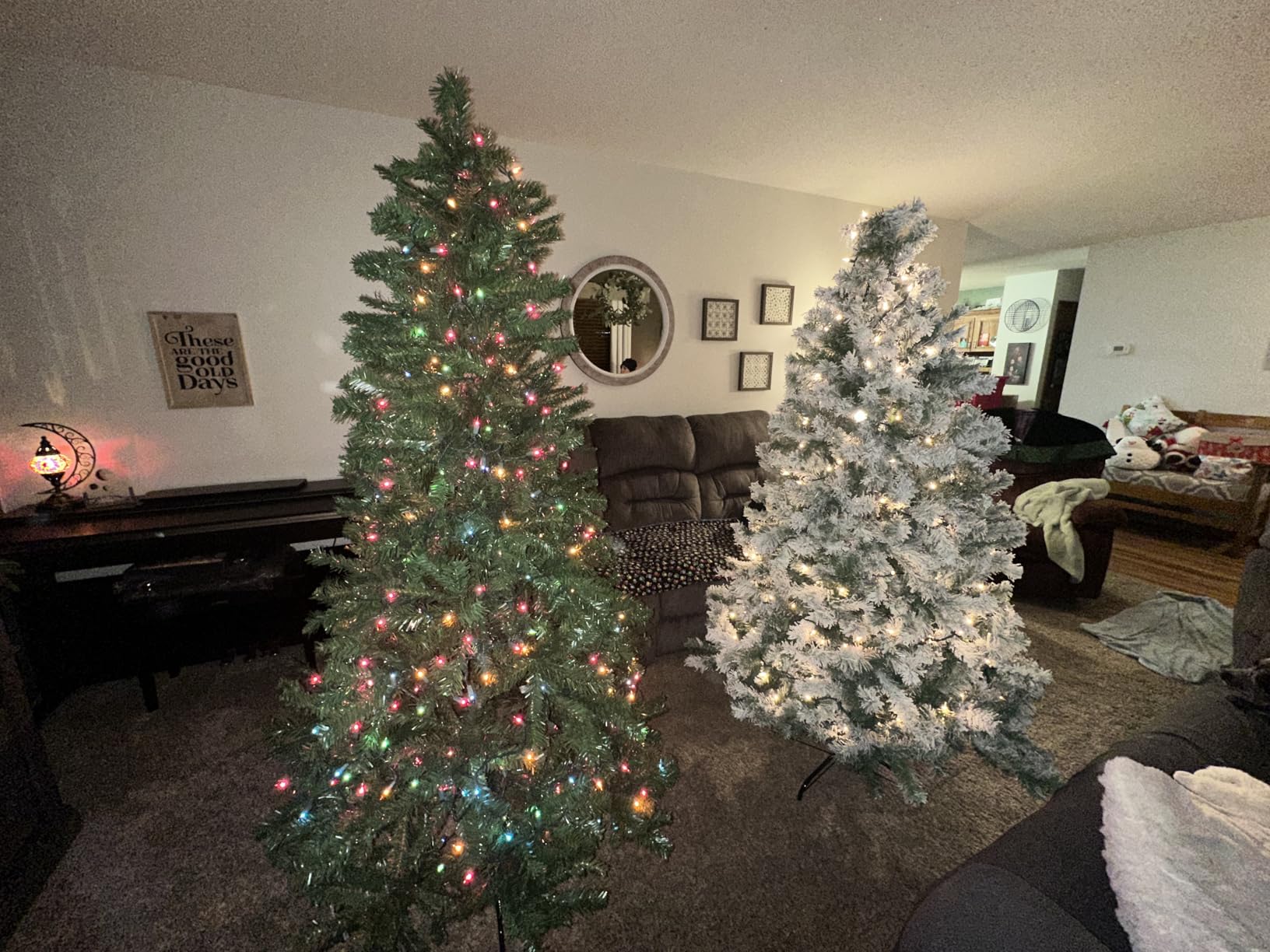Yaheetech 7.5ft Premium Snow Flocked Hinged Artificial Christmas Tree customer photo 1