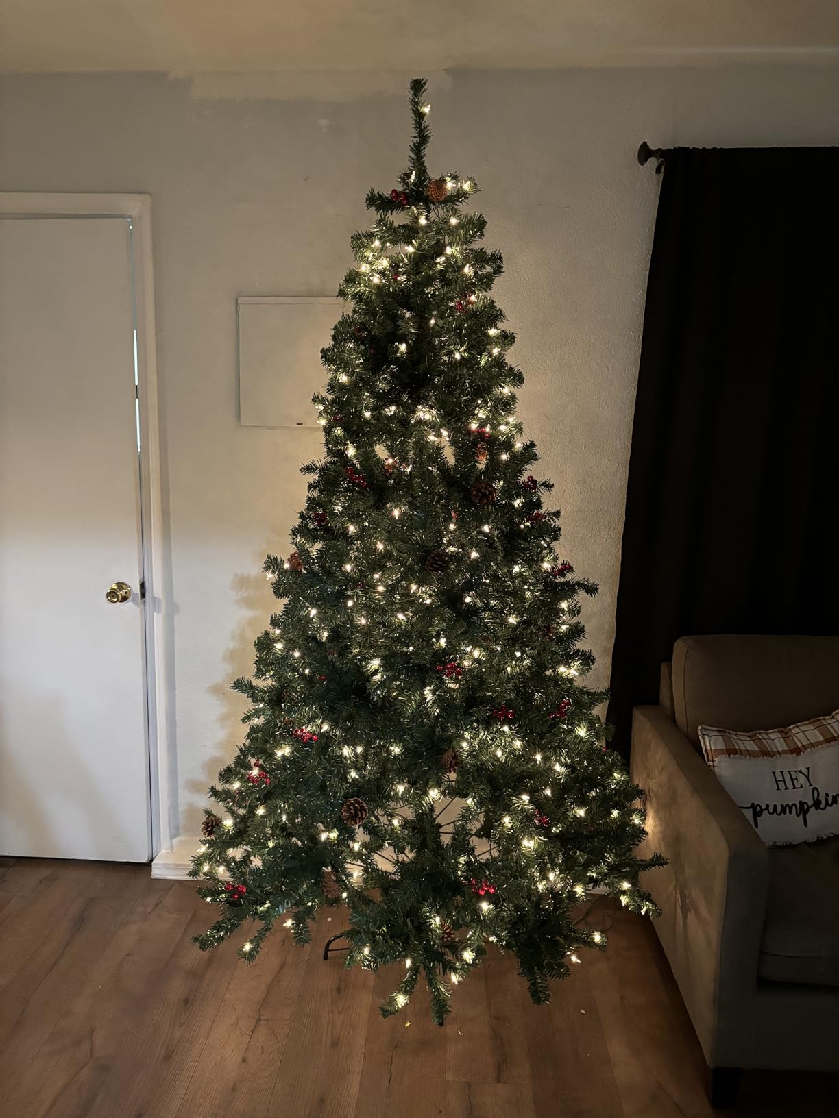Best Choice Products 6ft Pre-Lit Pre-Decorated Artificial Christmas Tree Spruce w/Twinkling LEDs Pinecones, Berries, 250 Lights, w/ 798 Tips customer photo 1