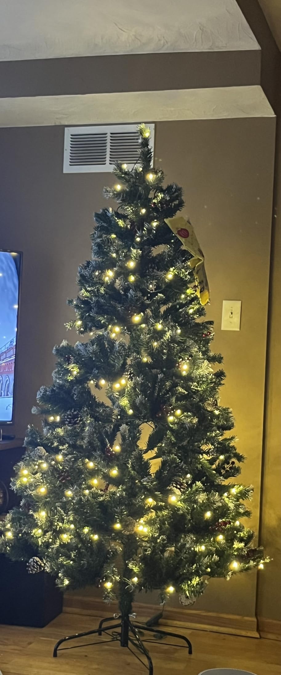 Best Choice Products 6ft Pre-Lit Pre-Decorated Artificial Christmas Tree Spruce w/Twinkling LEDs Pinecones, Berries, 250 Lights, w/ 798 Tips customer photo 2