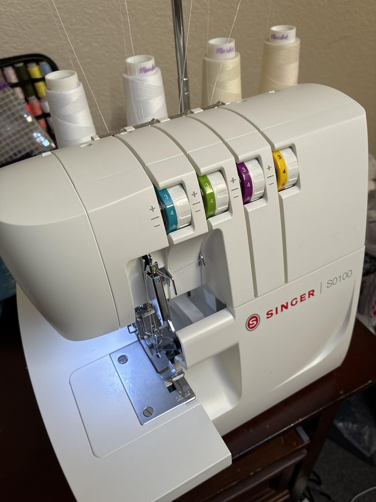 SINGER S0100 High Speed Serger Overlock Machine, 2-3-4 Thread Capability, 6 built-in stitches, color coded threading, metal frame, 1300 stitches/min, differential feed customer photo 1