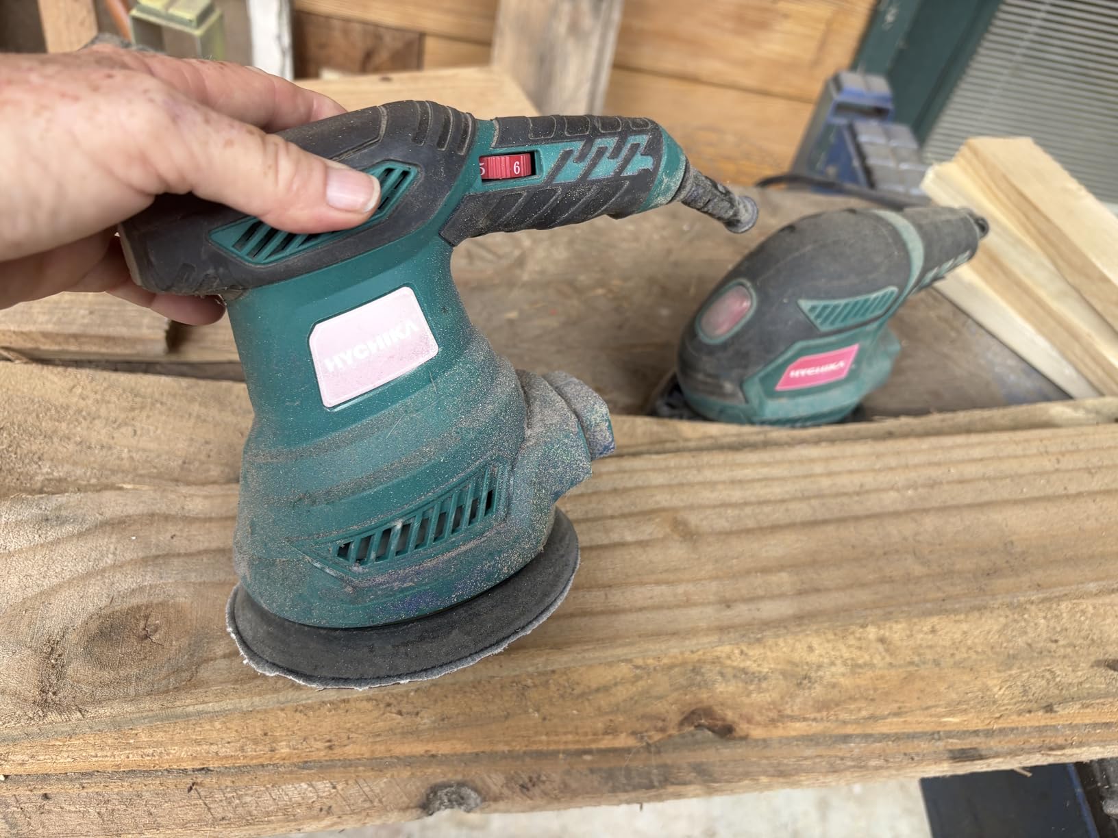 HYCHIKA 5-Inch Random Orbital Sander, 13000RPM Electric Palm Sander with 6 Variable Speeds, Powerful Motor, 12PCS Sandpapers and Efficient Dust Collection Bag, for Woodworking, Finishing and Polishing customer photo 2