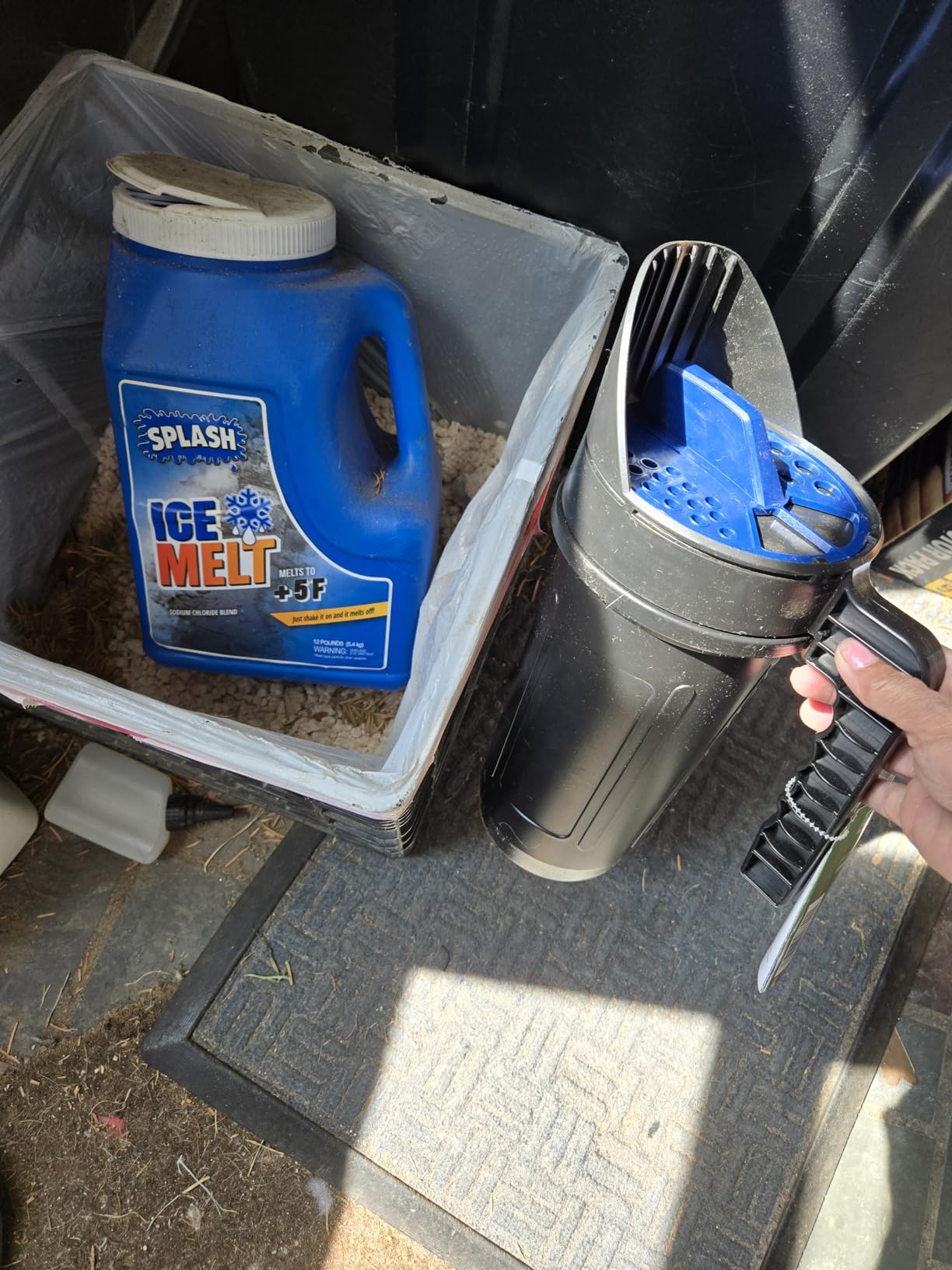 CHAPIN 8740A 64 oz All-Season Hand Shaker Spreader, Seed, Fertilizer & Salt customer photo 1