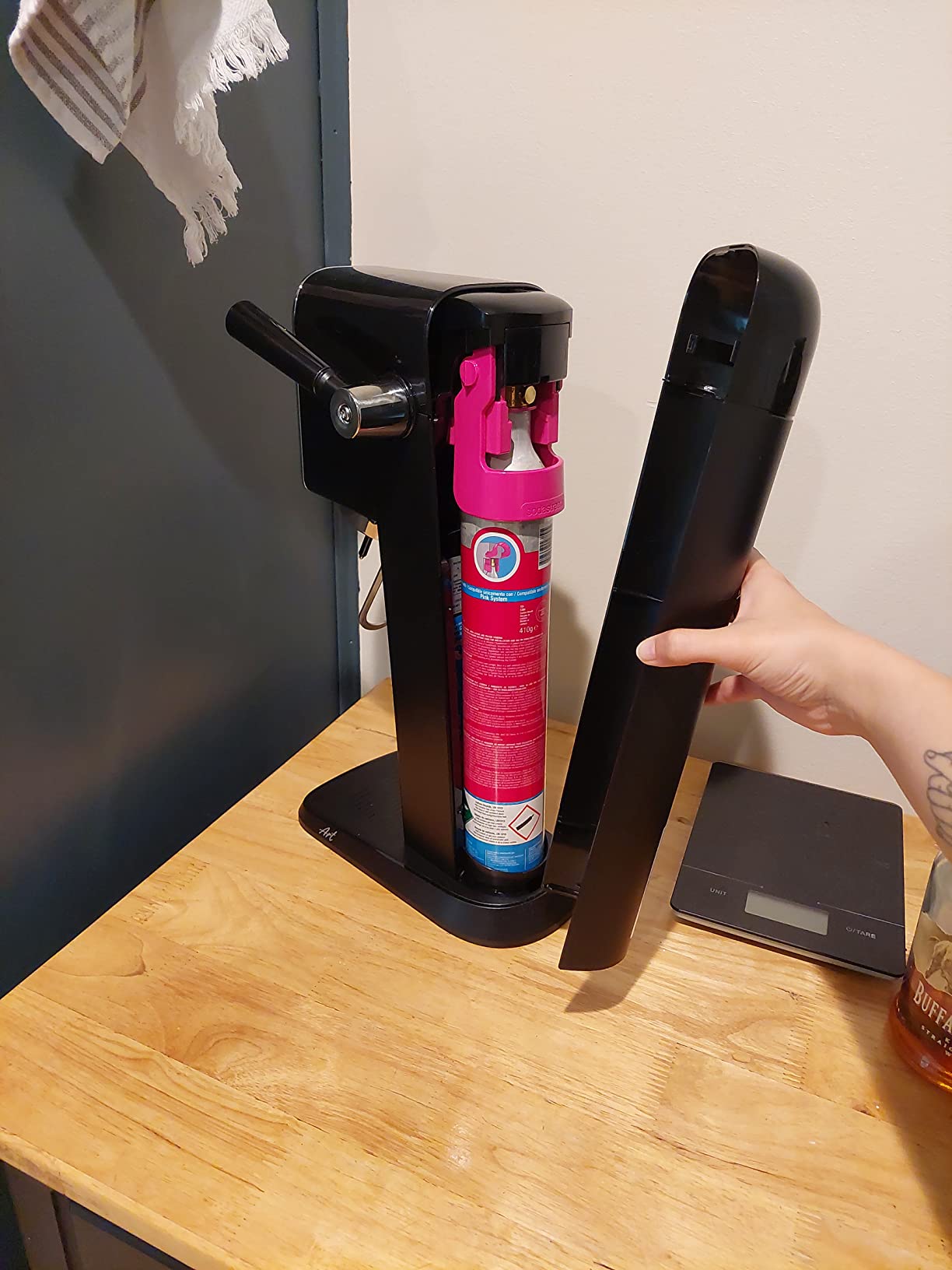 SodaStream ART Sparkling Water Maker, Value Bundle, Soda Maker, Includes 2 Quick Connect 60L CO2 Cylinders, 2 Dishwasher Safe BPA Free Bottles, 2 bubly Flavor Drops, Make your own Pepsi, Black customer photo 2