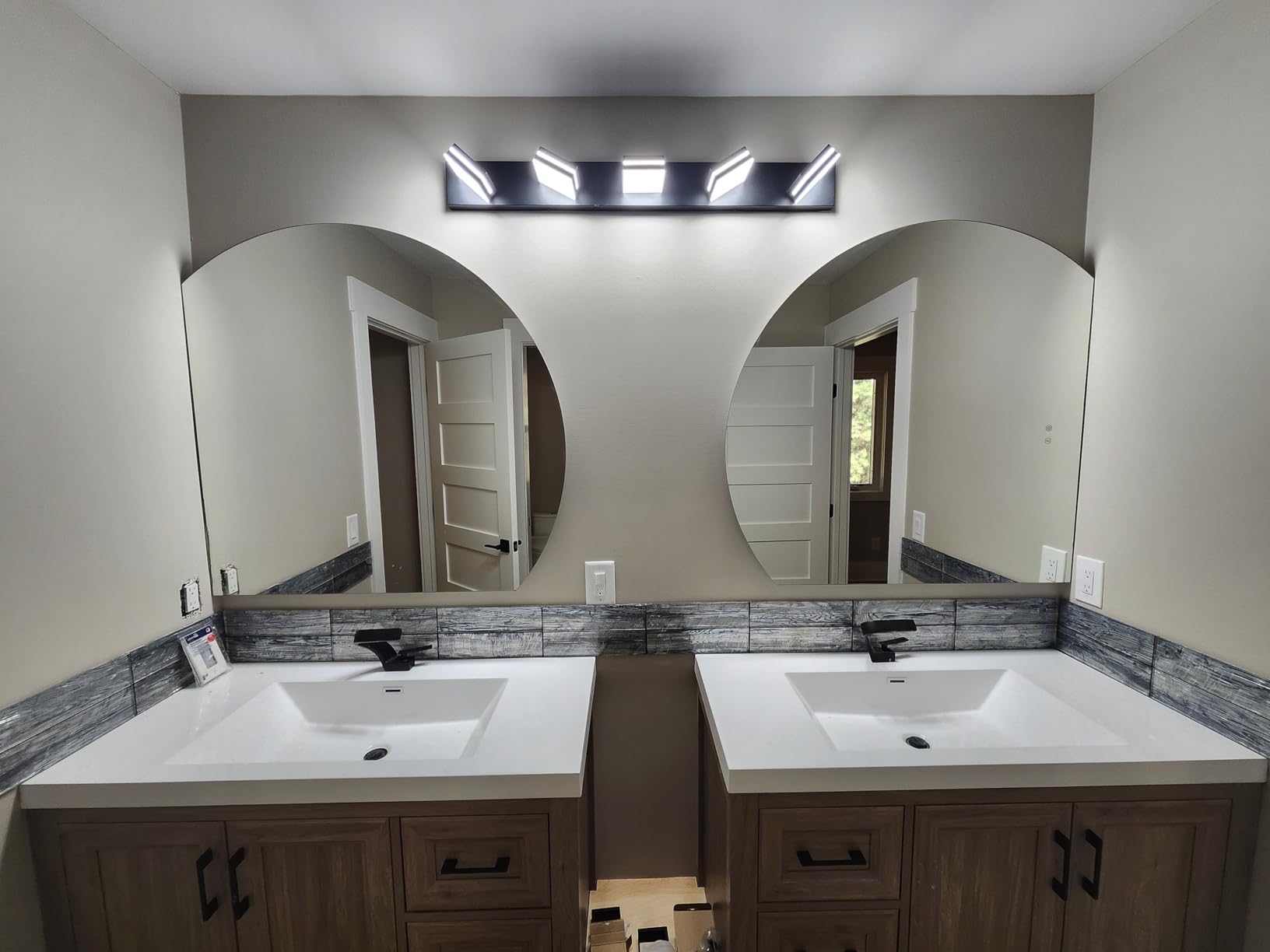 SineRise LED Modern Bathroom Vanity Light Fixtures, Modern Acrylic Bathroom Wall Lighting Fixtures Over Mirror, 3-Light, 24-Inch, Black, White customer photo 1