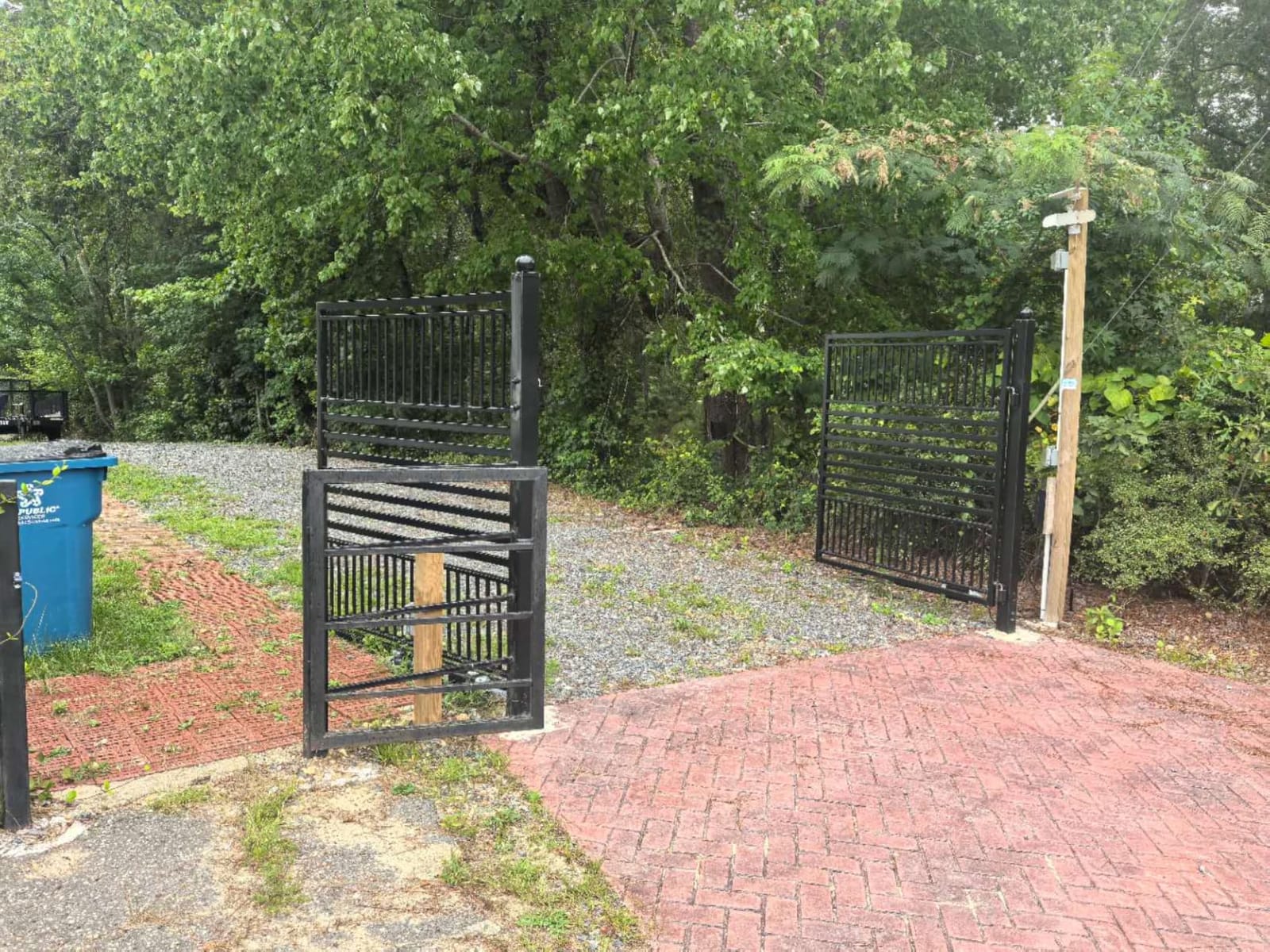 ALEKO Dual Swing Driveway Gate with Opener Kit (16x6 London) DG16LOND customer photo 1