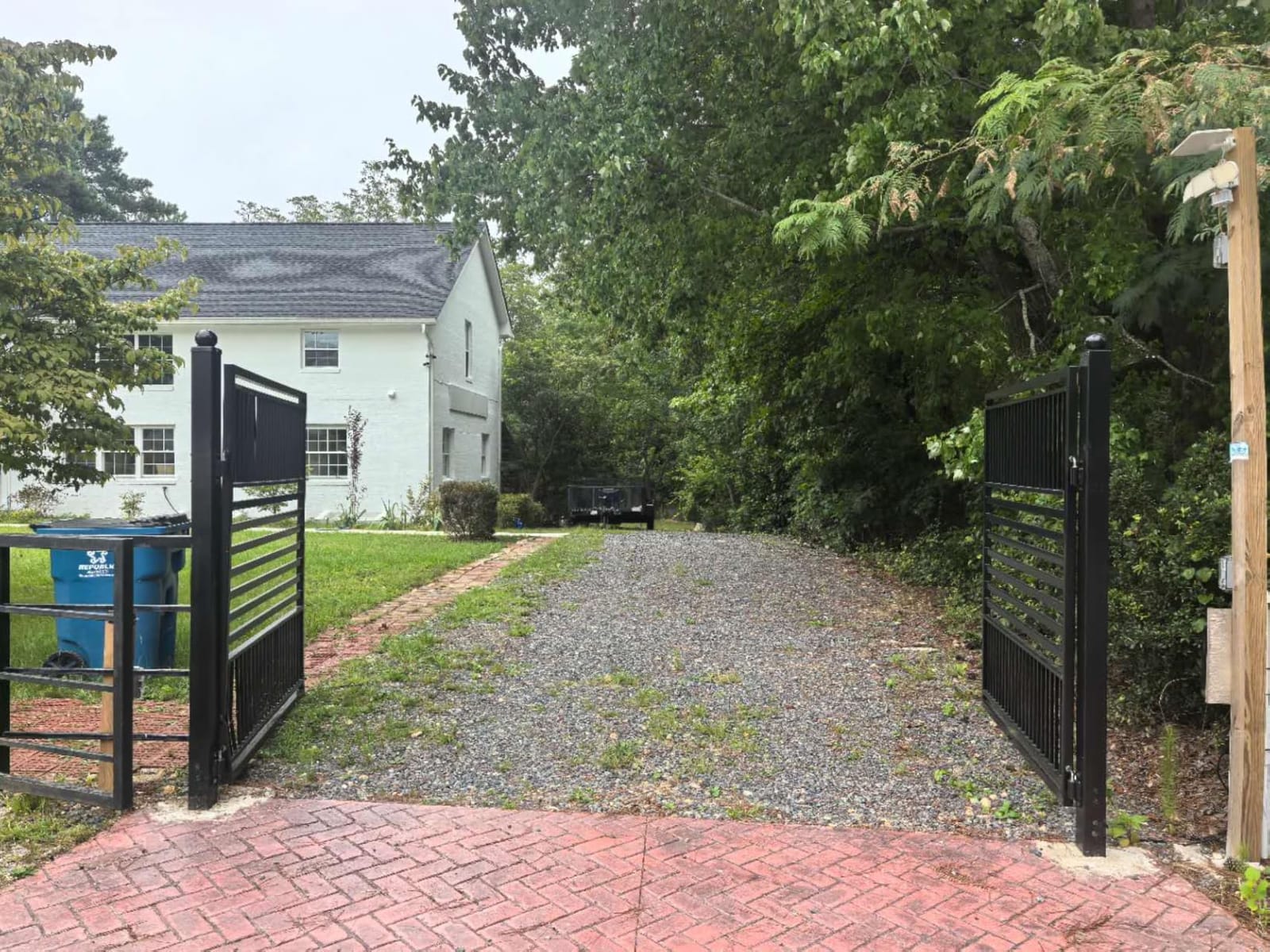 ALEKO Dual Swing Driveway Gate with Opener Kit (16x6 London) DG16LOND customer photo 2