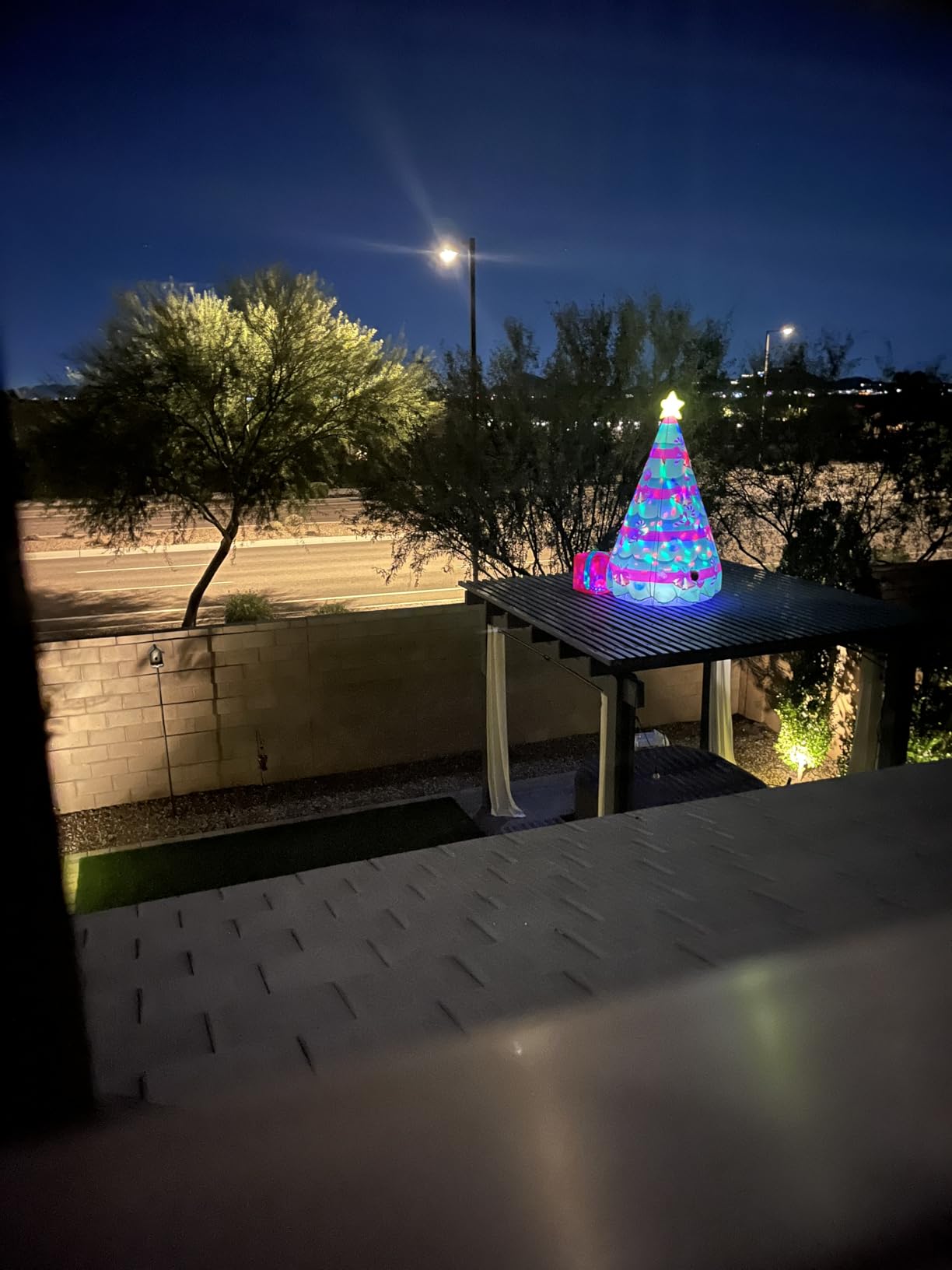 COMIN 7 FT Christmas Inflatables Tree Outdoor Decorations Blow Up Yard Present Box with Built-in LEDs for Indoor Party Garden Lawn Decor (Color-27323) customer photo 2
