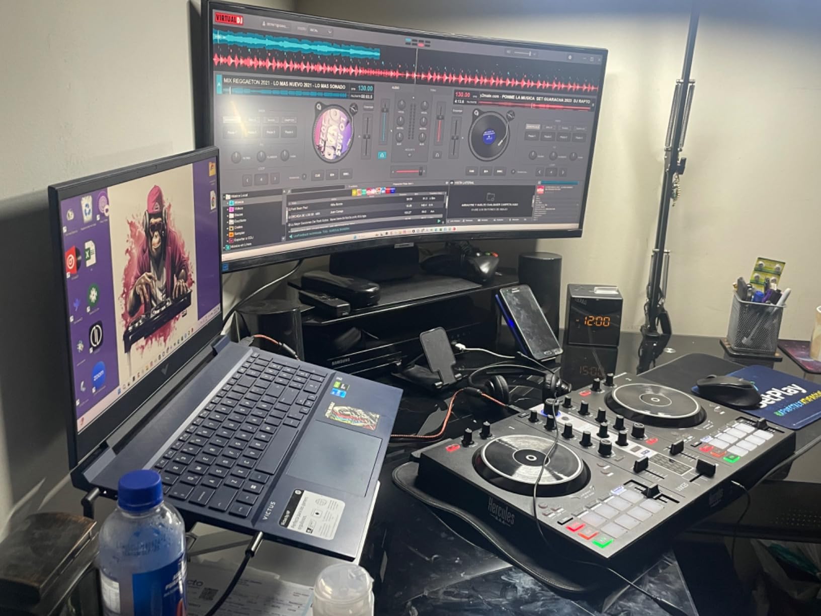 Hercules DJControl Inpulse 300 MK2-2-Deck DJ Controller Serato & DJUCED | 2-deck DJ controller for Serato & DJUCED featuring Beatmatch Guide LEDs, 16 performance pads & pre-mapped Stems control customer photo 2