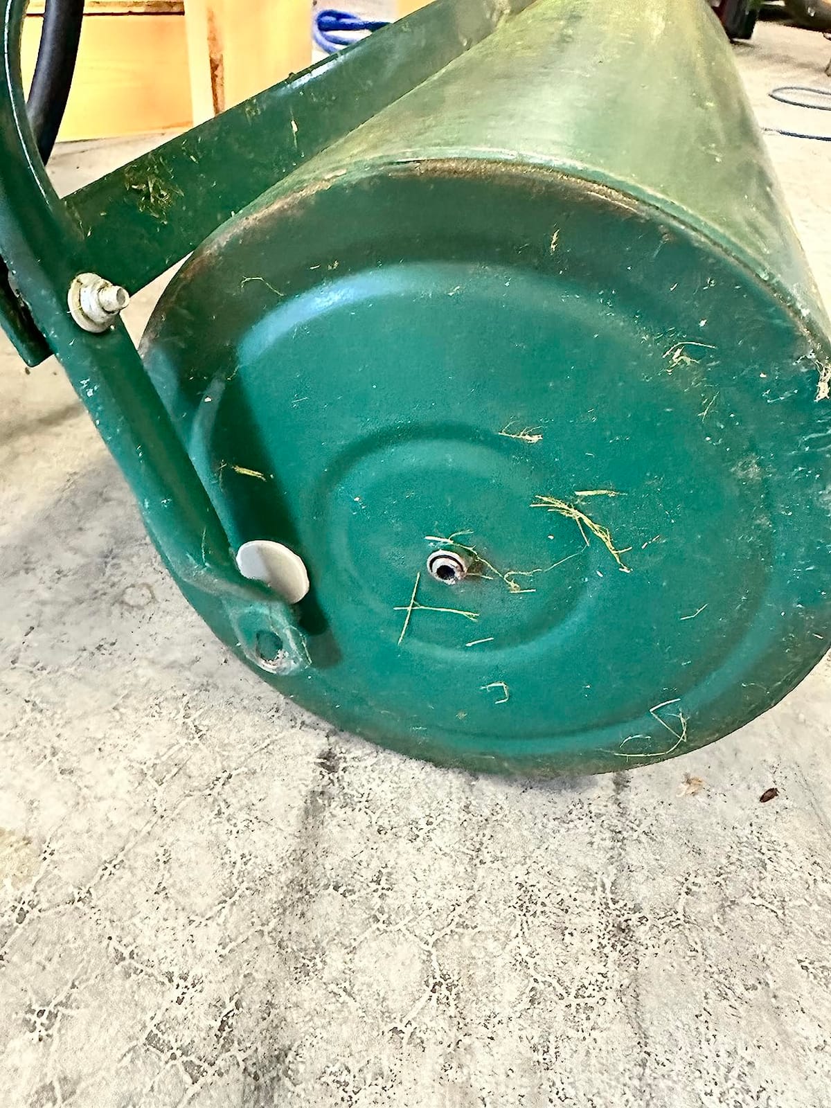 Goplus Lawn Roller, Push/Tow-Behind Lawn Roller, 17 Gallon/63L Water/Sand-Filled Sod Roller, Detachable Gripping Handle, Sod Drum Roller Tow Behind a Tractor for Yard Park Farm Black 12 by 36-Inch customer photo 1