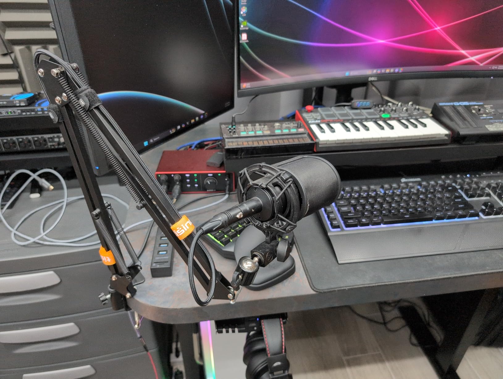 Focusrite Scarlett 4i4 4th Gen USB-C Audio Interface | 4-In 4-Out, 2 Mic Preamps, 2 Hi-Z Inputs, 4 Line Inputs, MIDI In/Out, Auto Gain, Clip Safe, Air Modes, 24-Bit/192kHz customer photo 2