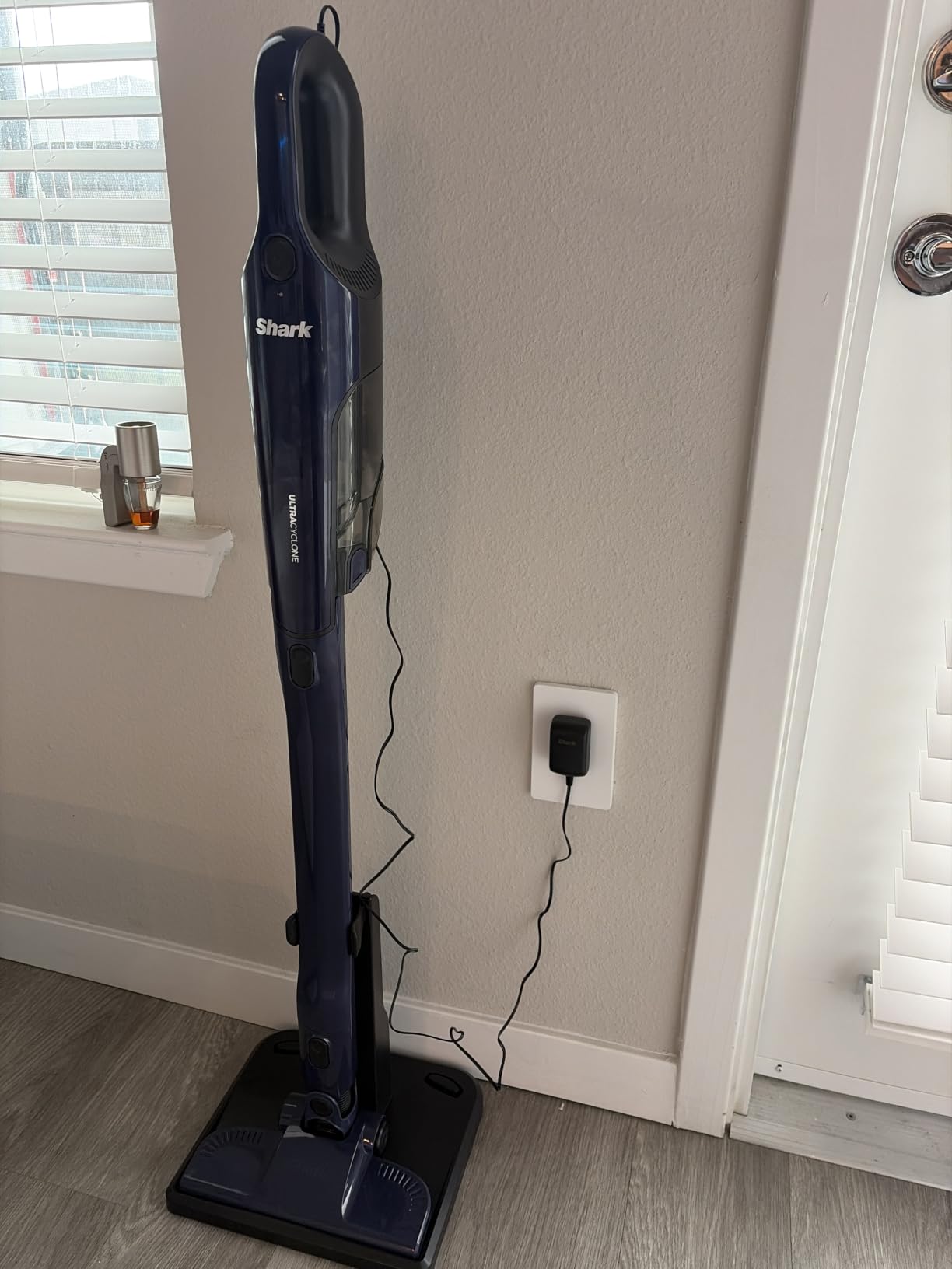 Shark WANDVAC Cordless Hand Vac, Black, WV201BK | Lightweight at 1.4 Lbs., Powerful Suction for Pet Hair, Charging Dock, One-Touch Empty, Car & Home, Duster Crevice Tool customer photo 1