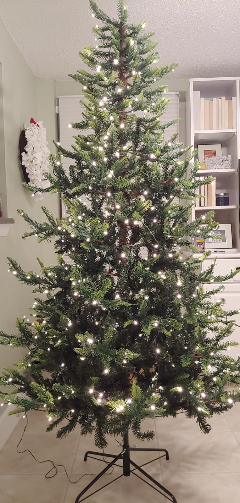 Naomi Home 7.5ft Frosted Christmas Tree with Lights, Realistic Snow Flocked Christmas Tree Prelit with 3266 Branch Tips, 650 Warm Lights and Metal Stand, Aritificial Xmas Tree customer photo 2