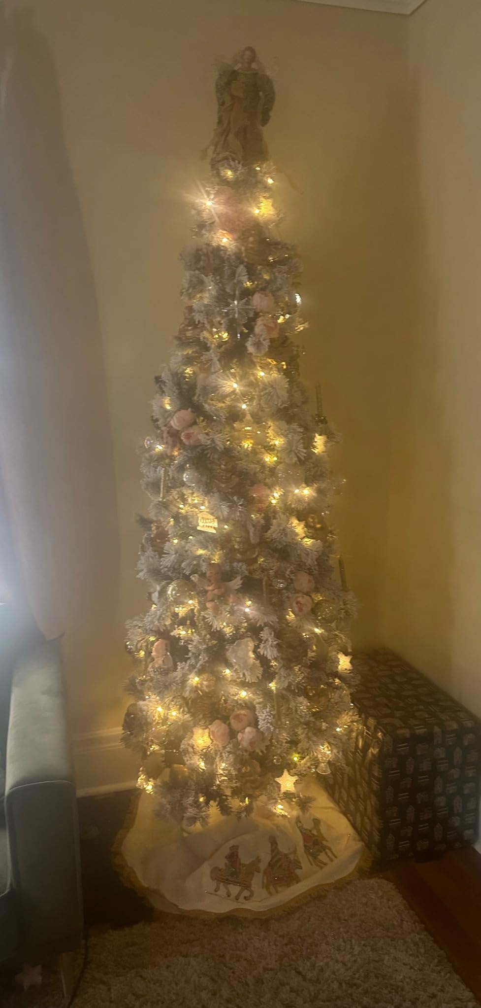 Yaheetech 6ft Pre-lit Spruce Artificial Christmas Tree Snow Flocked Hinges Tree with 250 Multicolor LED Lights & 820 Branch Tips & Metal Stand for Home, Office, Party Decoration, Green & White customer photo 1