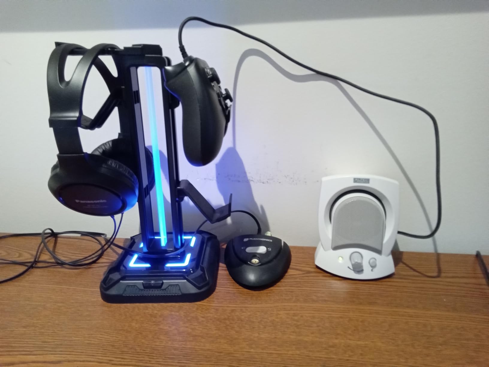 KDD RGB Headset Stand with 9 Light Modes - Controller Holder for Desk - Rotatable Headphone Stand & Detachable Controller Hook for PC Earphone Accessories (Black) customer photo 1