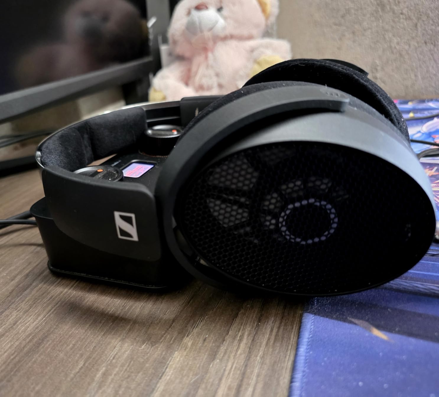 HD 490 PRO Open-Back Professional Headphone | Open-back reference studio headphones with 1.8m cable and swappable ear pads for mixing, producing and monitoring customer photo 1