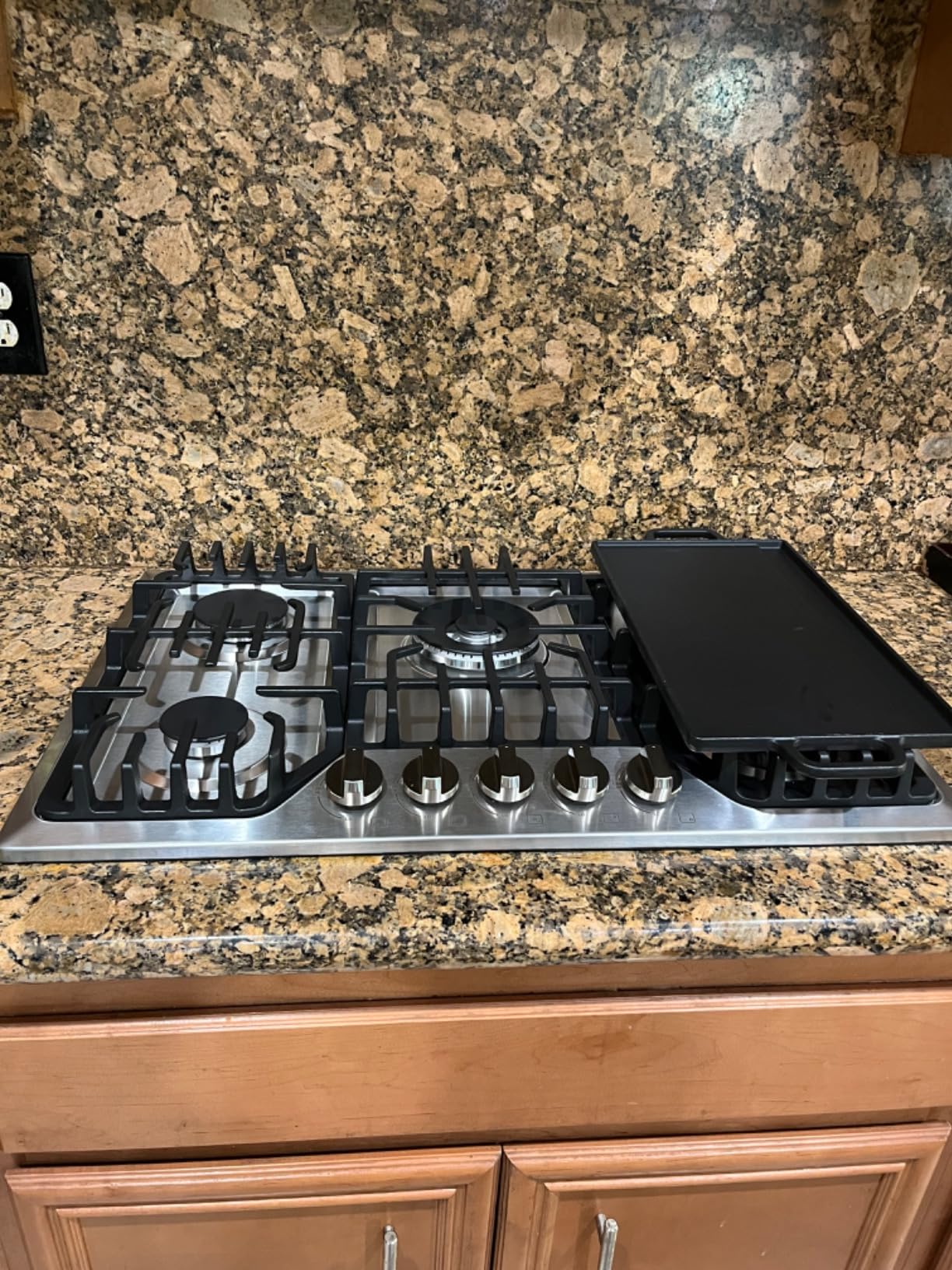 30 Inch Built-In Gas Cooktop with Griddle, 5 Italy SABAF Powerful Burners Over 92% High Efficiency, Max 48300BTU Gas Stove Top, 304 Stainless Steel Panel, NG/LPG Convertible, CSA Certified customer photo 1