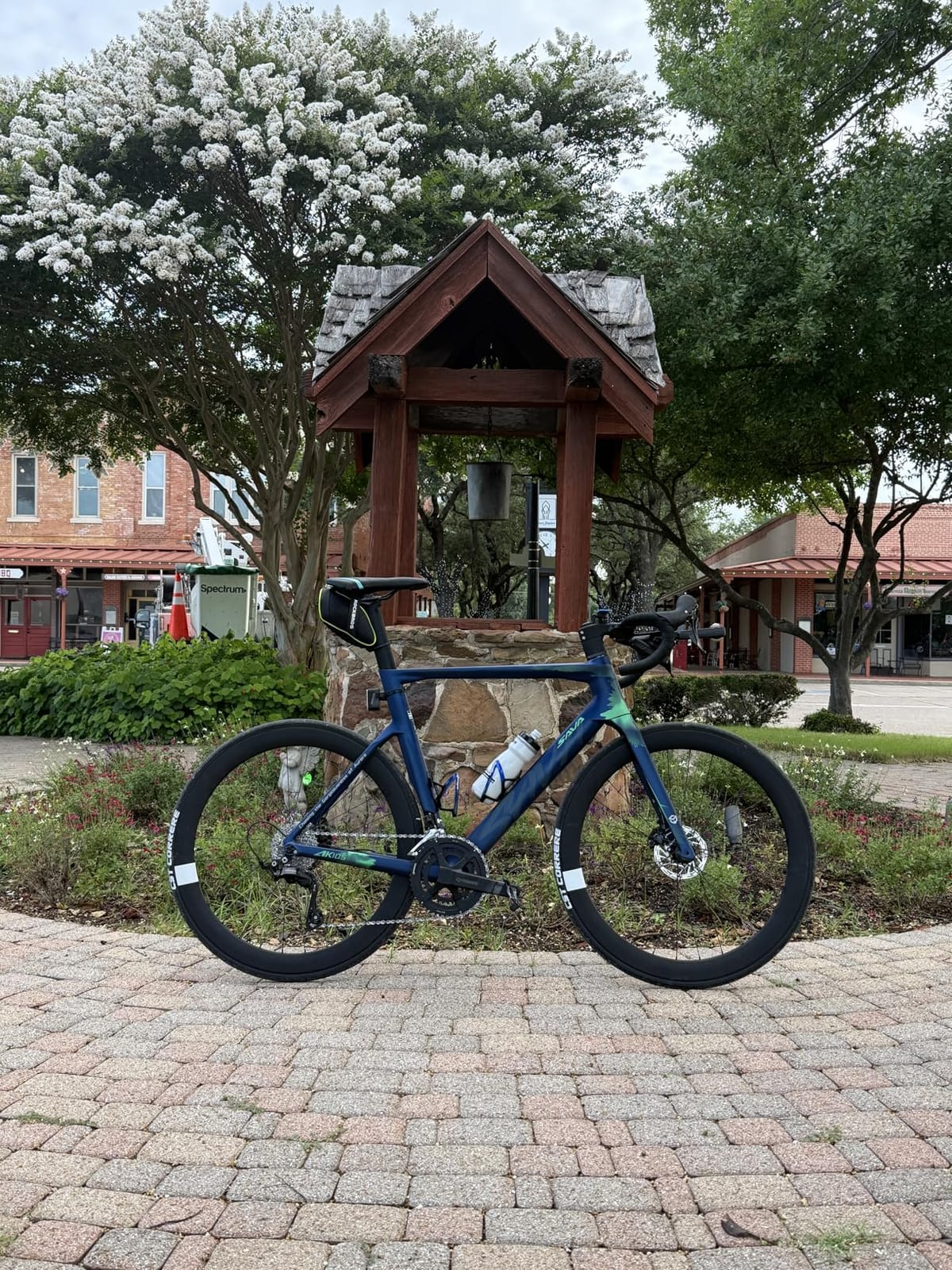 SAVADECK Carbon Fiber Road Bike, Hydraulic Oil Disc Bike with Carbon Fiber Frame and Wheelset, Lightweight Full Carbon Racing Bicycle with Shimano R7120 24S Shift Set for Adults customer photo 2