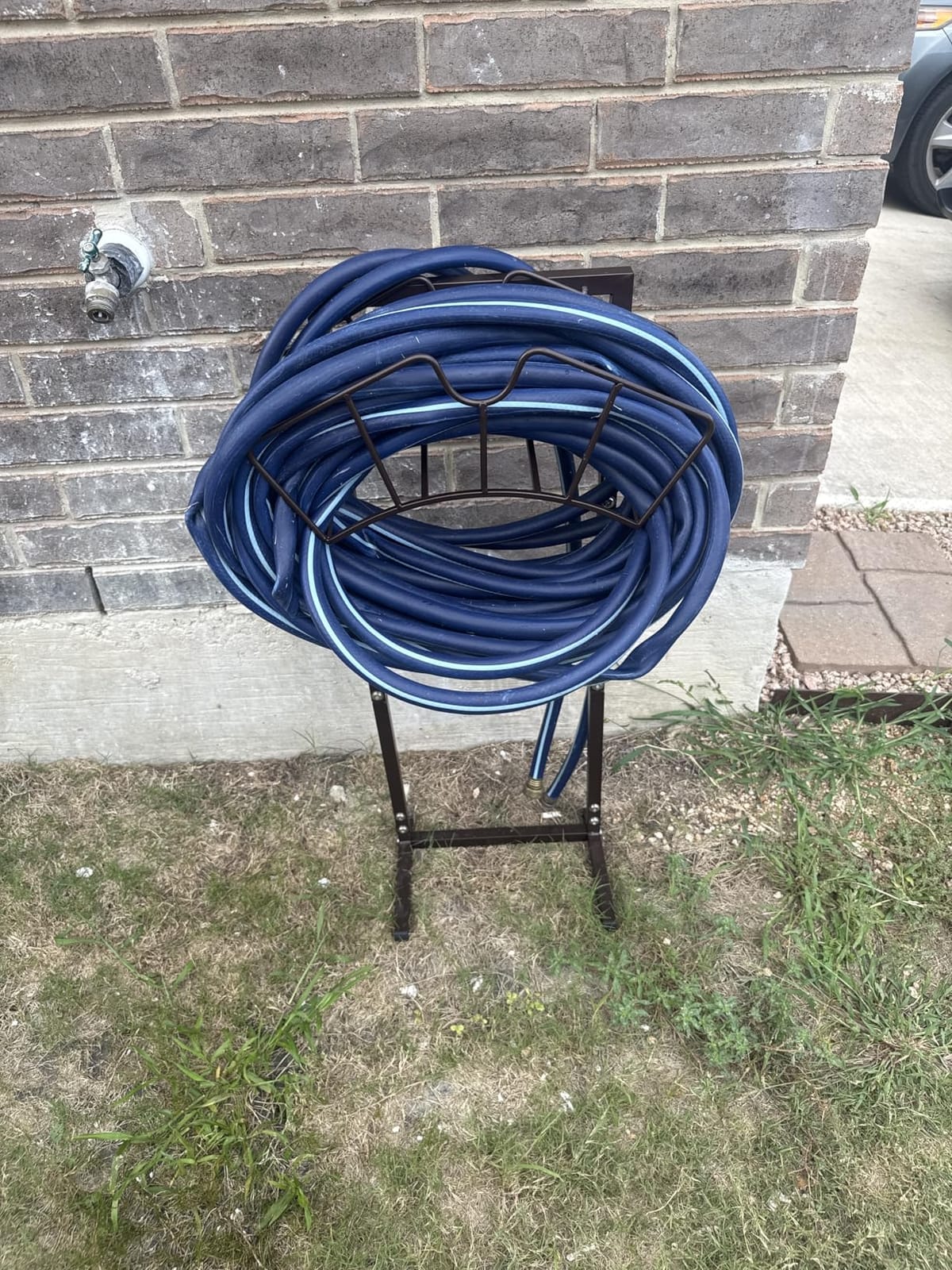 Qatsrin Super Stable Garden Hose Holder, Water Hose Reel holds 160ft, Black customer photo 1