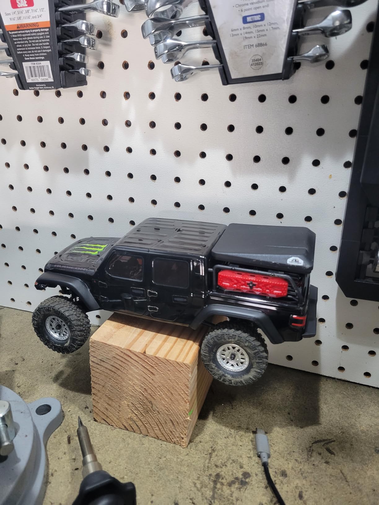 Axial SCX24 Jeep Gladiator RC Truck 4WD Rock Crawler Green AXI00005V2T3 customer photo 1
