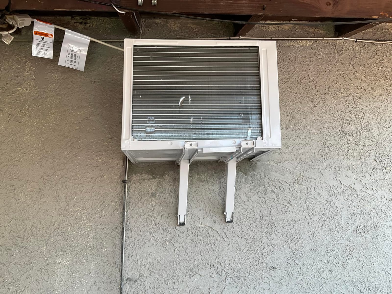 Whirlpool 15,000 BTU Window Air Conditioner with Dehumidifier, White customer photo 1
