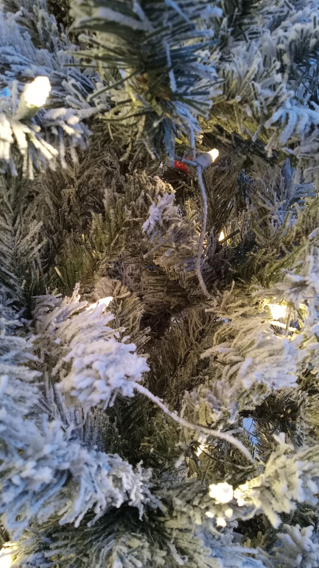 SHareconn 7ft Snow Flocked Spruce Pre-lit Artificial Christmas Tree, White customer photo 1