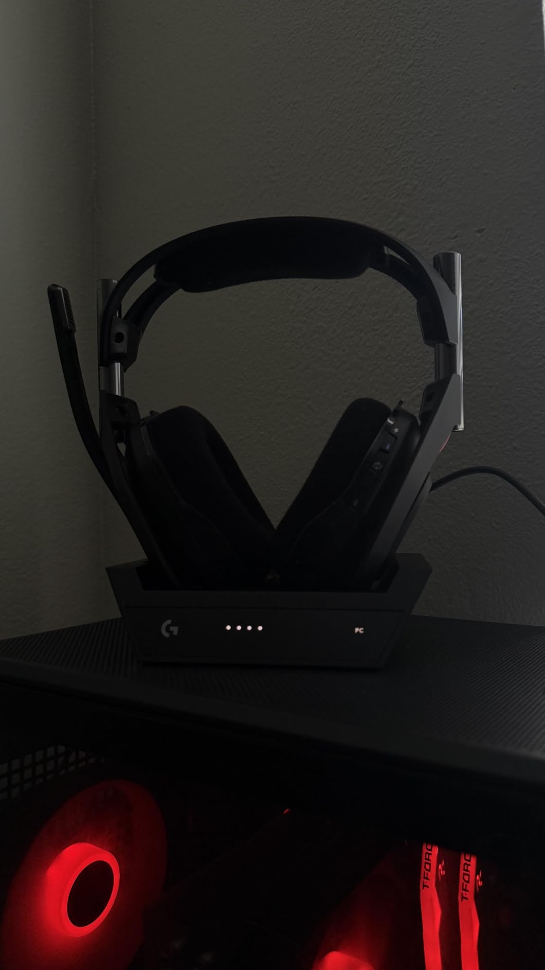Logitech G Astro A50 Multi-Platform Wireless Gaming Headset - Black | For PS5, Xbox, PC, Switch - PLAYSYNC Audio Switcher, 16 bit/48kHz (Console), 24 bit/48 kHz (PC), 24hr Battery, 2.4GHz & BT customer photo 2