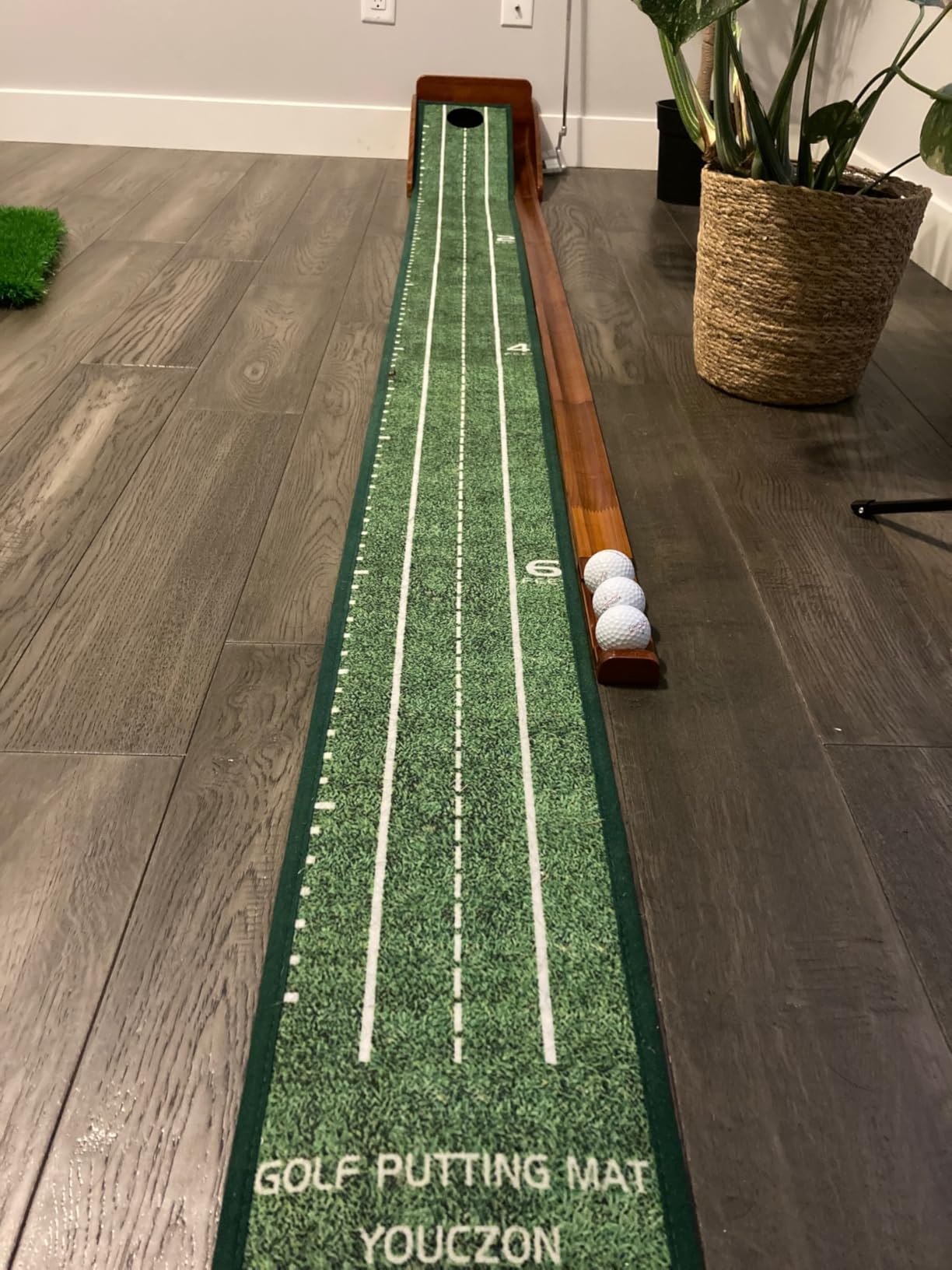 YOUCZON Putting Green Indoor,Golf Putting Mat,Premium Crystal Velvet Surface, Practice Putting mat, Perfect Training Aid & Gift for Golf Lovers Christmas customer photo 1
