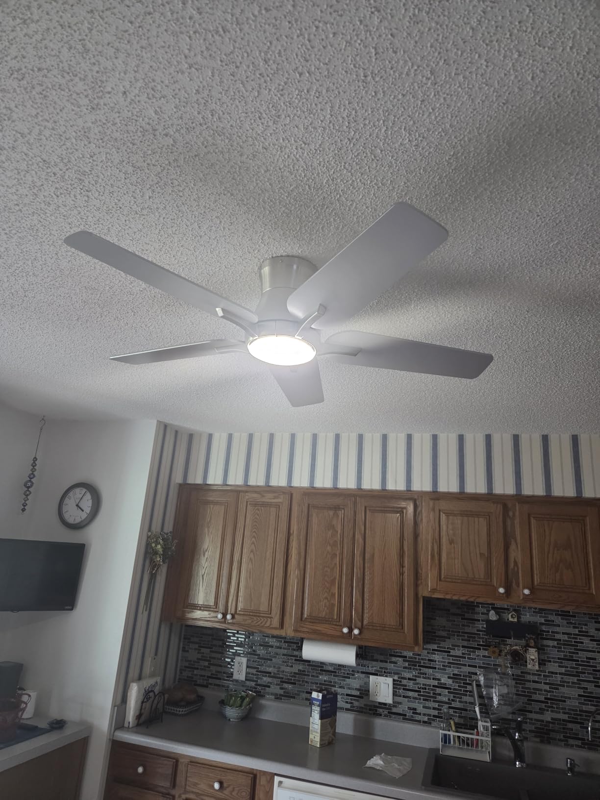 POCHFAN 42 Inch Ceiling Fans with Lights and Remote, Brushed Nickel Flush Mount Low Profile Ceiling Fan for Bedroom, Living Room, Patio, Dimmable 6 Speeds Noiseless Reversible, ETL Listed customer photo 1