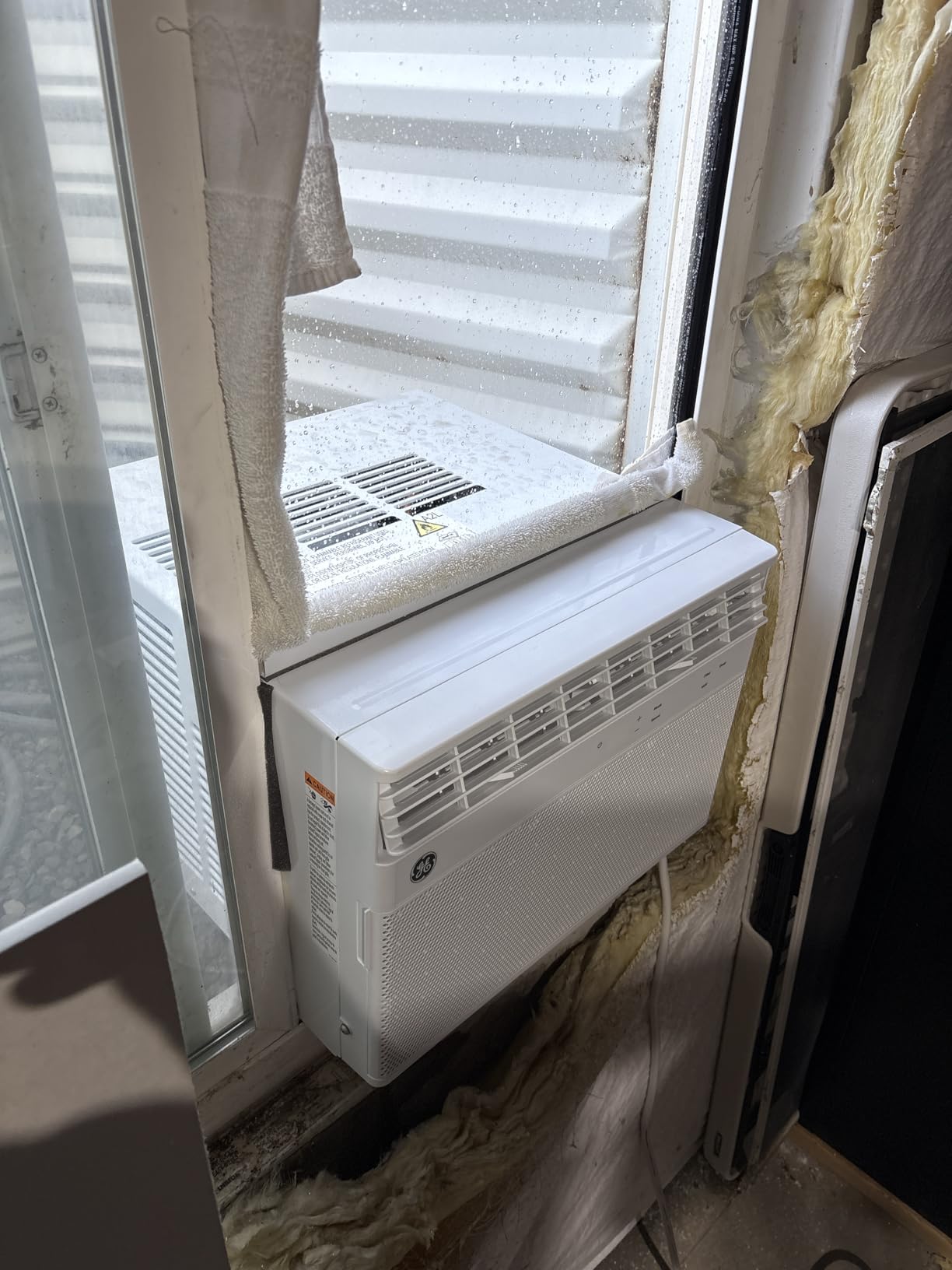 GE Window Air Conditioner 12,000 BTU for Rooms up to 550 sq ft., Wi-Fi Enabled, Energy-Efficient Cooling for Large Rooms, Easy Install Kit, Control Using Remote or Smartphone App, White customer photo 1