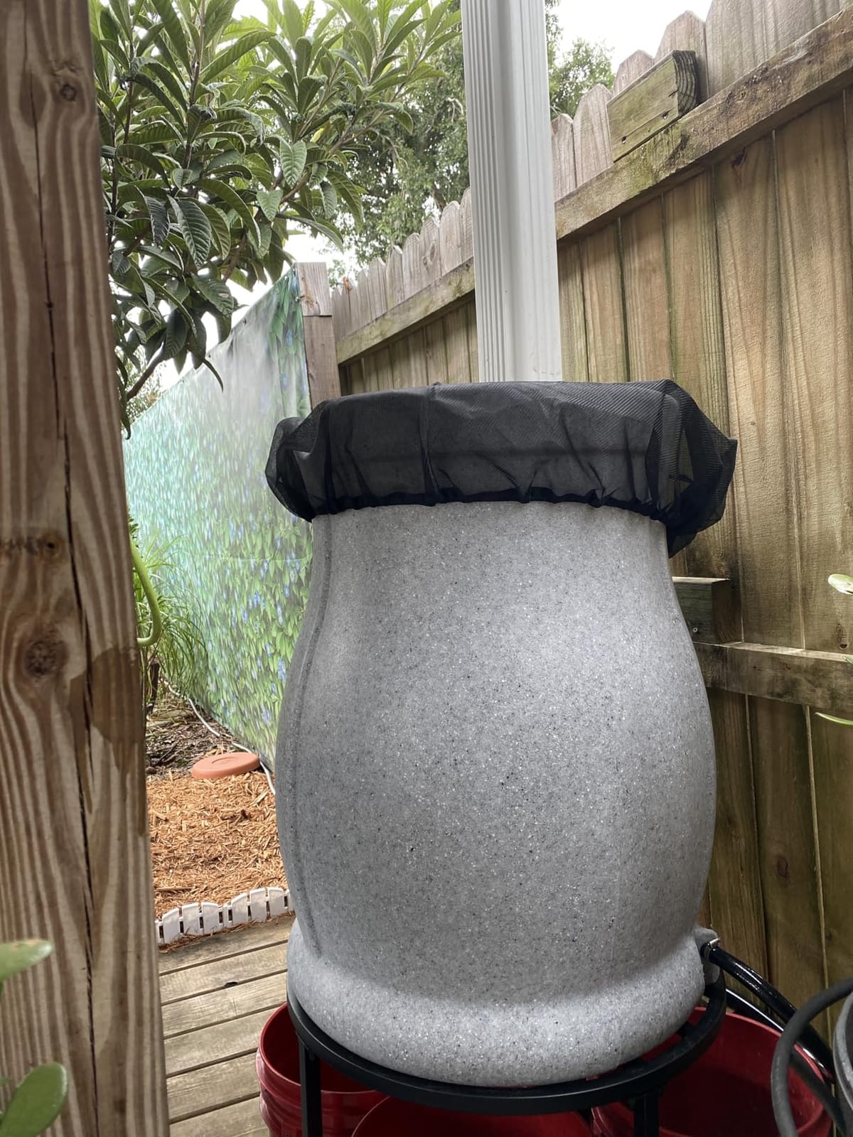 FCMP Outdoor 45-Gallon Catalina Rain Barrel – BPA-Free, Flat-Back Design with 3.5 Foot Garden Hose, Shut-Off Thumb Valve, and Fixed Lid (RB-CAT-BLK) Black customer photo 1