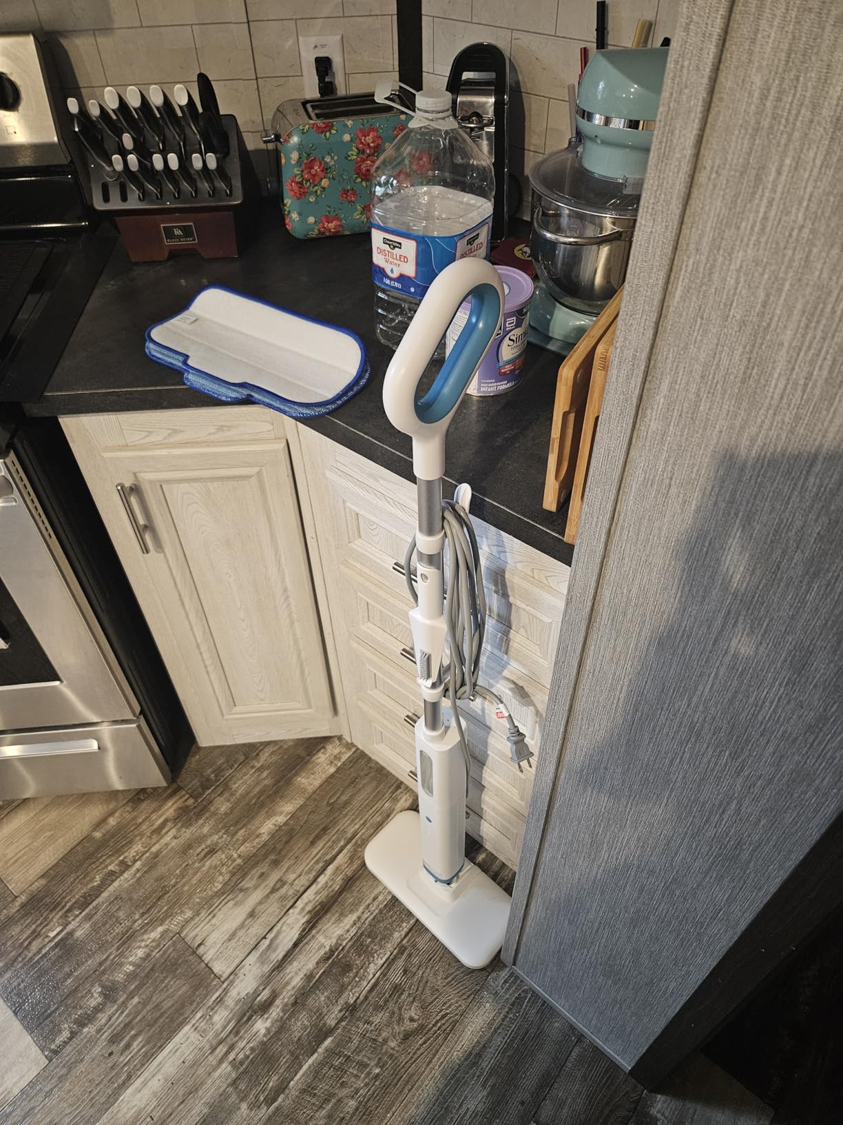 Amazon Basics Steam Mop for All Sealed Hard Floors, Heats Up in 30 Seconds, Chemical-Free Cleaning, 3 Washable Pads, 20-Foot Cord, White customer photo 1