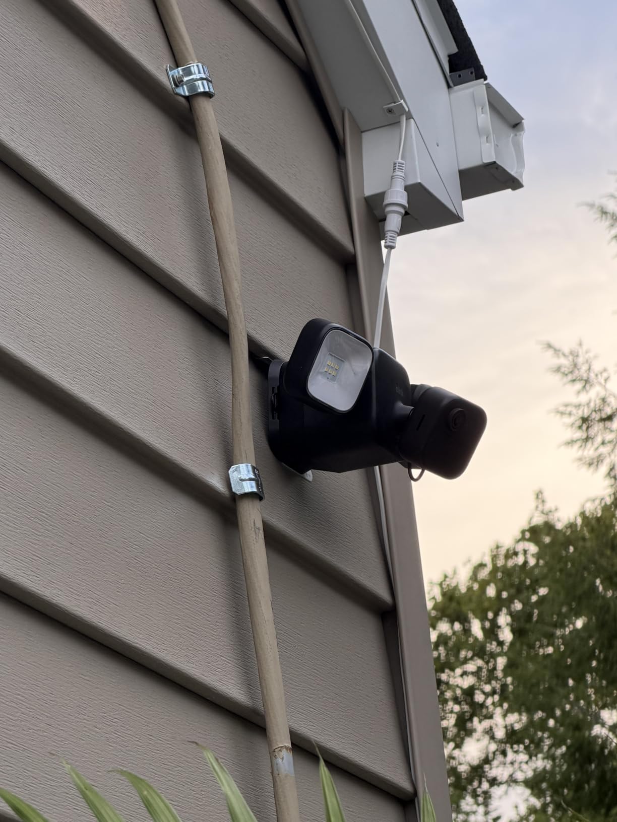 Blink Outdoor 4 Floodlight Camera - Wireless smart security camera, 700 lumens, two-year battery life, enhanced motion detection, Sync Module Core included - 1 camera system customer photo 1