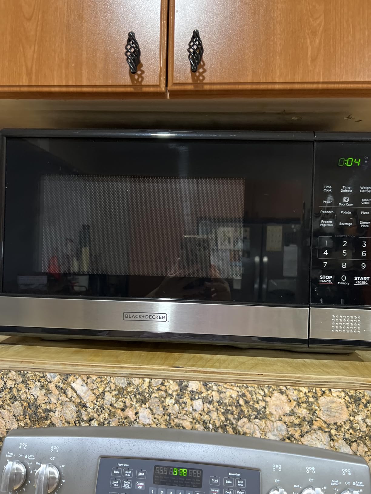 BLACK+DECKER Over-the-Range Microwave Oven with Air Fryer, 1.5 Cu.Ft, 900W customer photo 2
