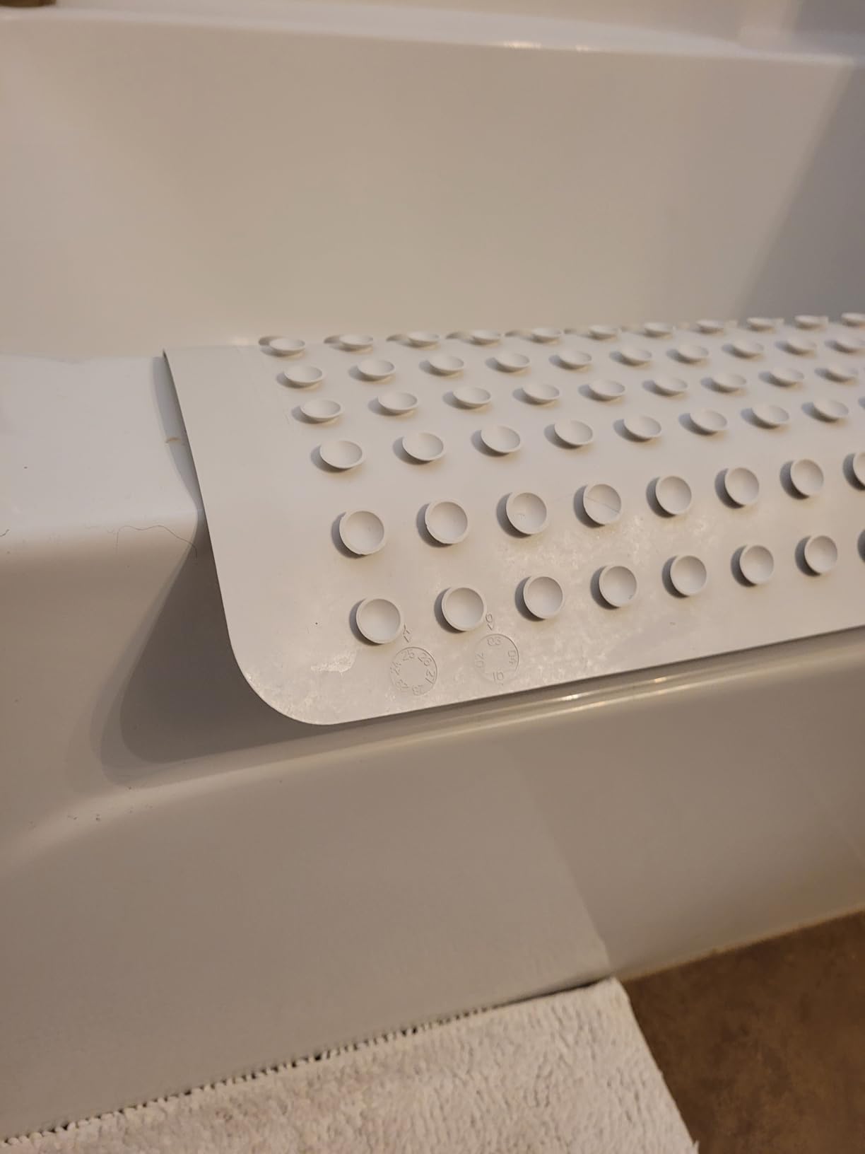Rubbermaid Commercial Products Bath Tub and Shower Mat, 36-Inch X 18-Inch, White, Extra Long, Machine Washable, Safti-Grip Non-Slip Bathroom Mat with Suction Cups for Home/Hotel/Shower/Bathtub customer photo 1