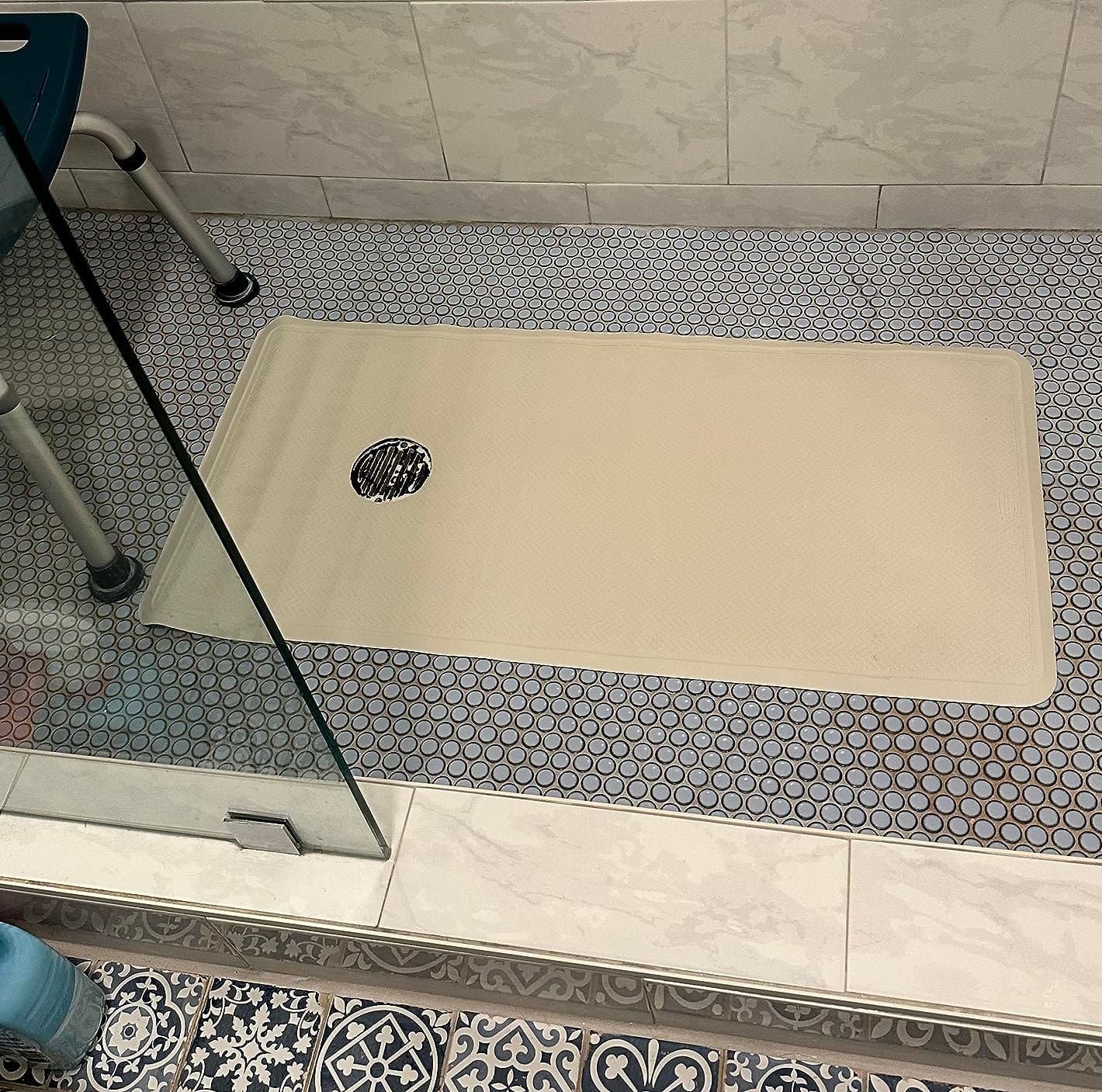 Rubbermaid Commercial Products Bath Tub and Shower Mat, 36-Inch X 18-Inch, White, Extra Long, Machine Washable, Safti-Grip Non-Slip Bathroom Mat with Suction Cups for Home/Hotel/Shower/Bathtub customer photo 2