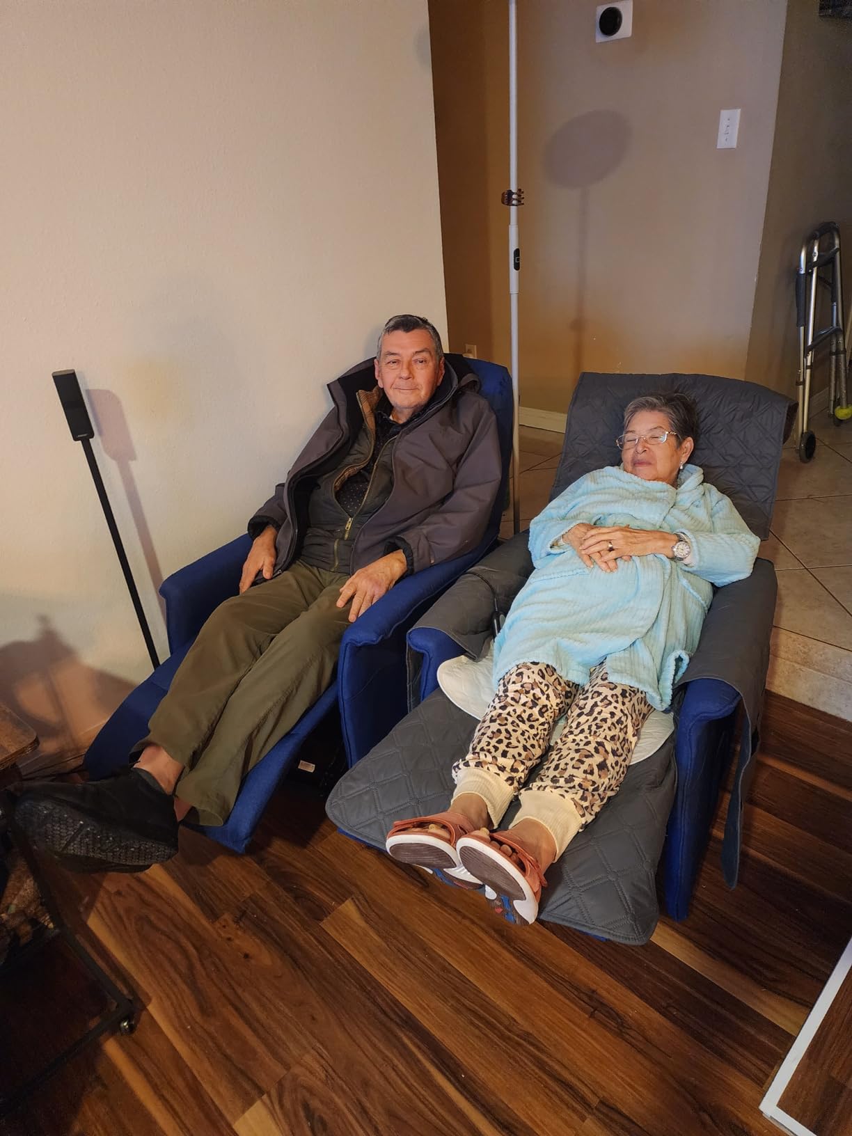 HOMCOM Power Lift Recliner Chair for Elderly, Easy Assembly, Blue customer photo 1